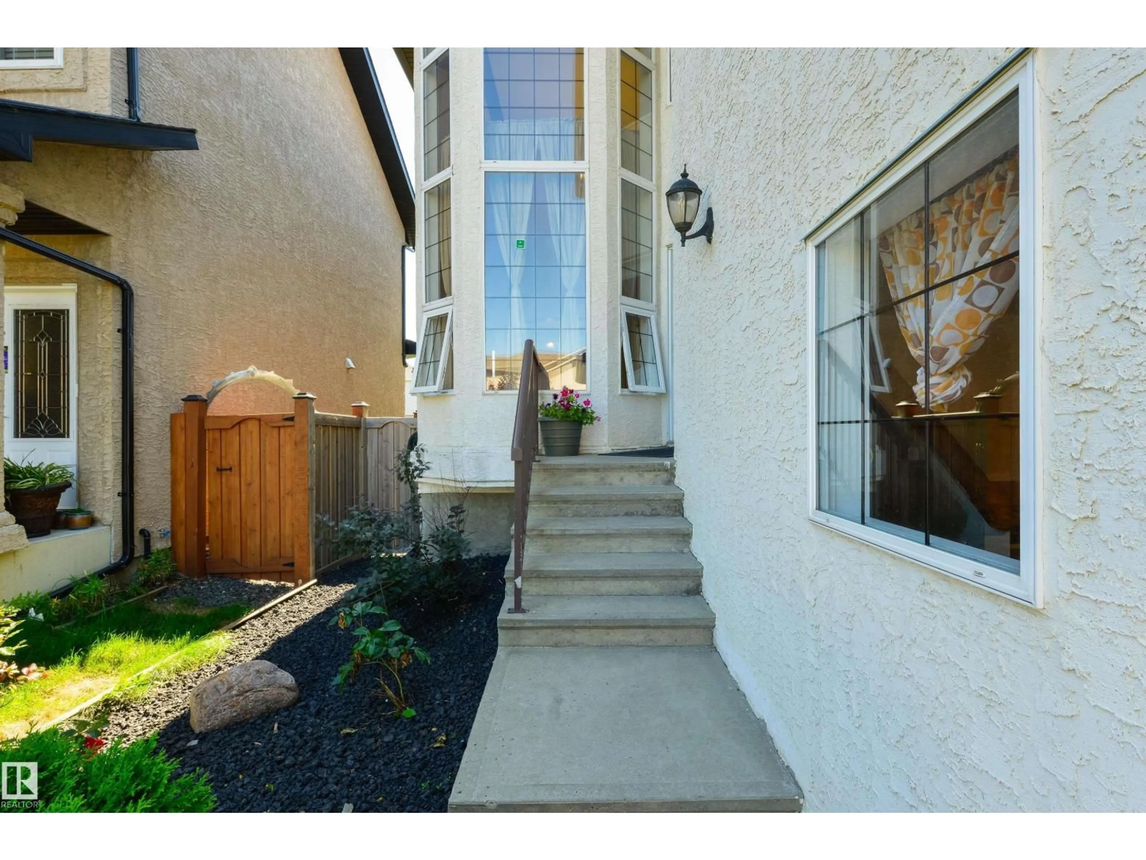 Indoor entryway for 5911 166 AV, Edmonton Alberta T5Y0J2