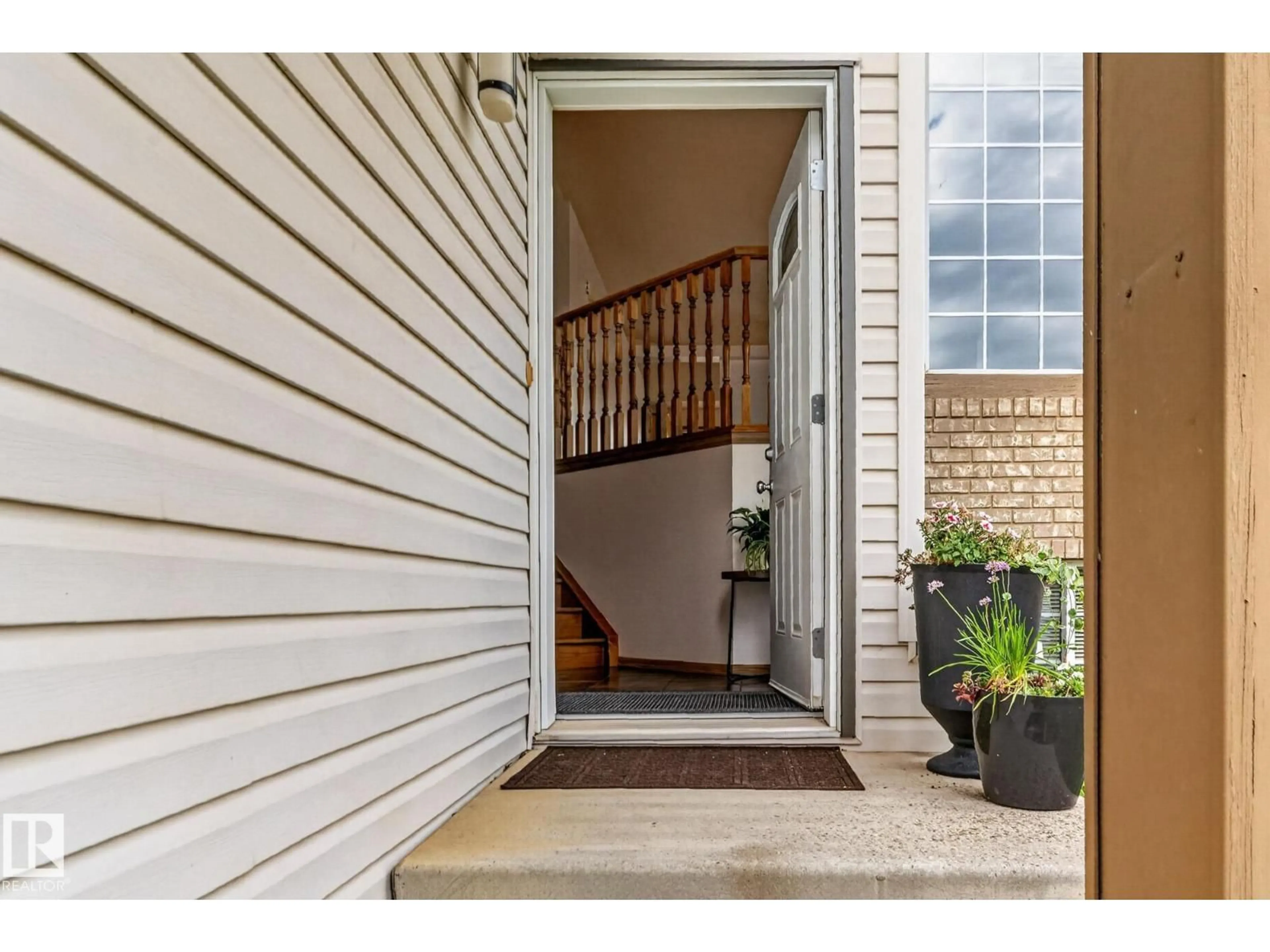 Indoor entryway for 1449 JEFFERYS CR, Edmonton Alberta T6L6T3
