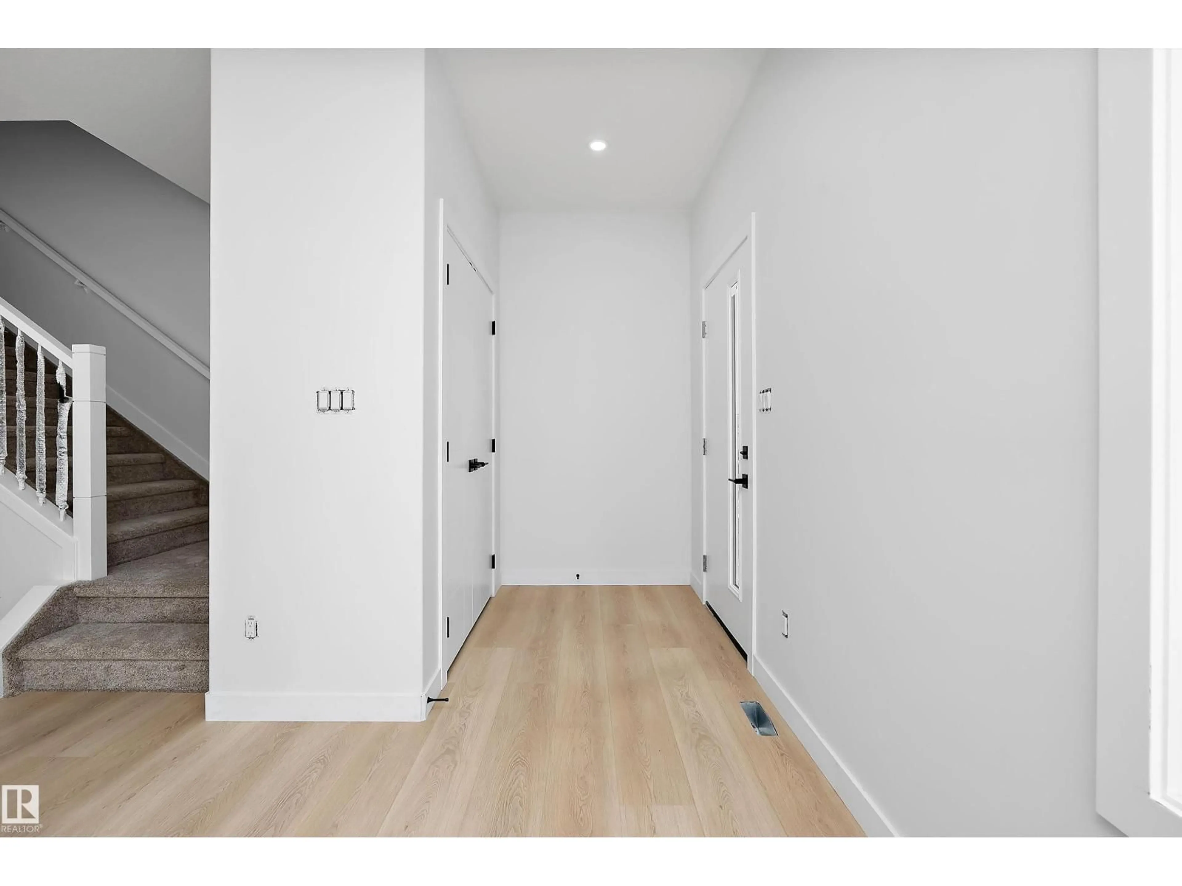 Indoor entryway for 525 ROBINSON BV, Leduc Alberta T9E1P8