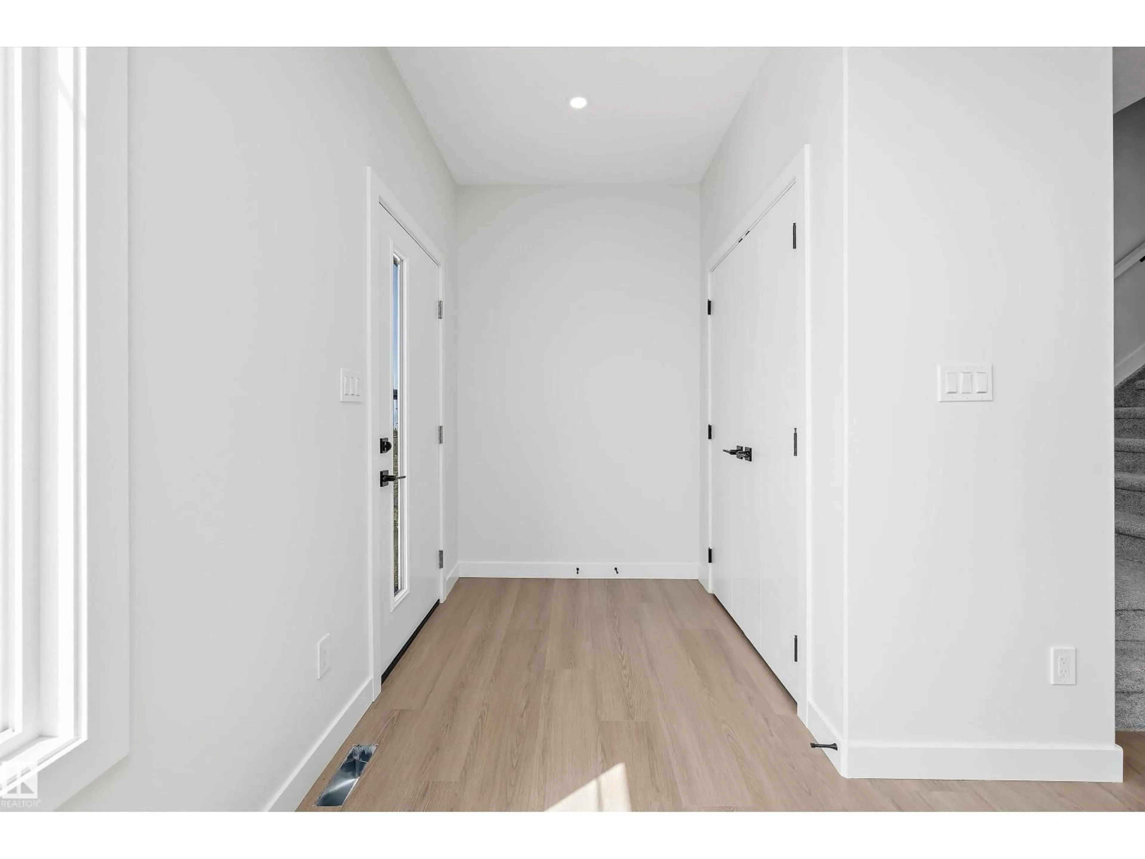 Indoor entryway for 523 ROBINSON BV, Leduc Alberta T9E1P8