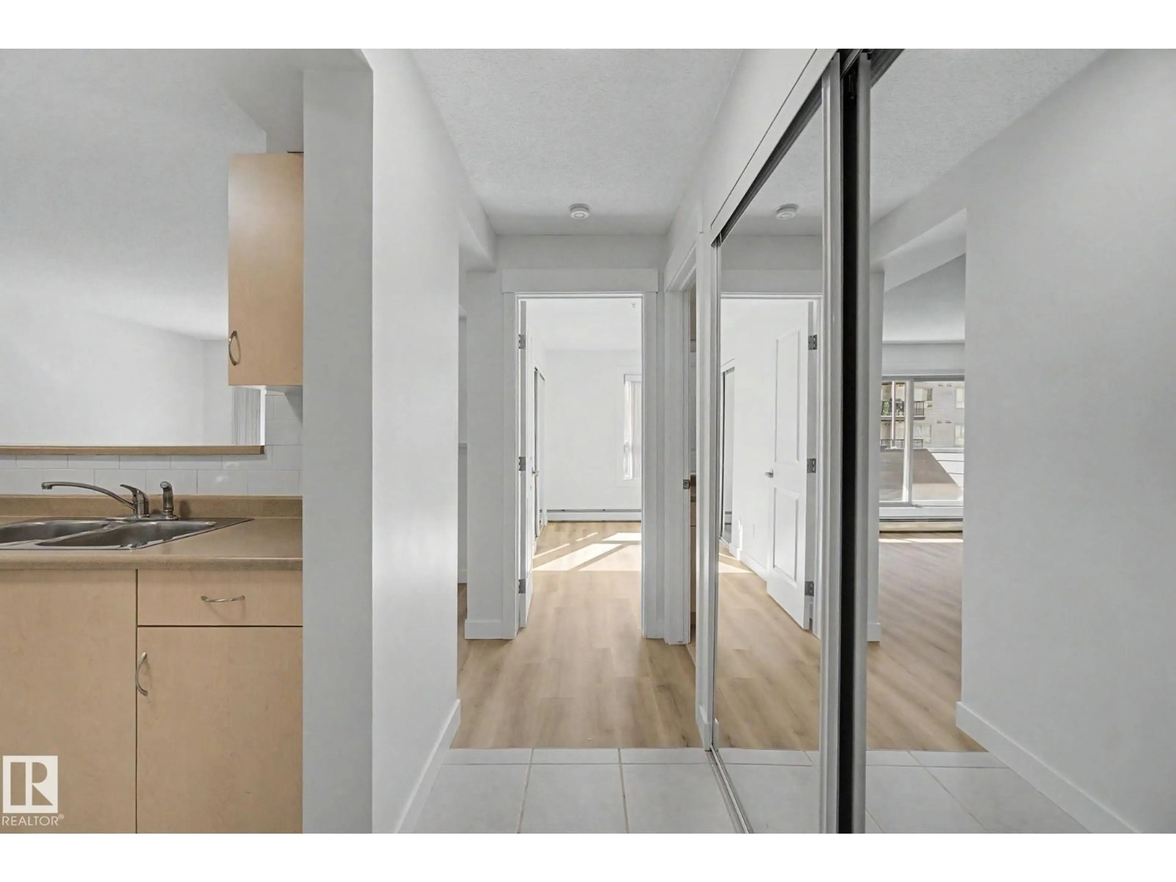 Indoor entryway for 226 17011 67 AV NW, Edmonton Alberta T5T6Y6