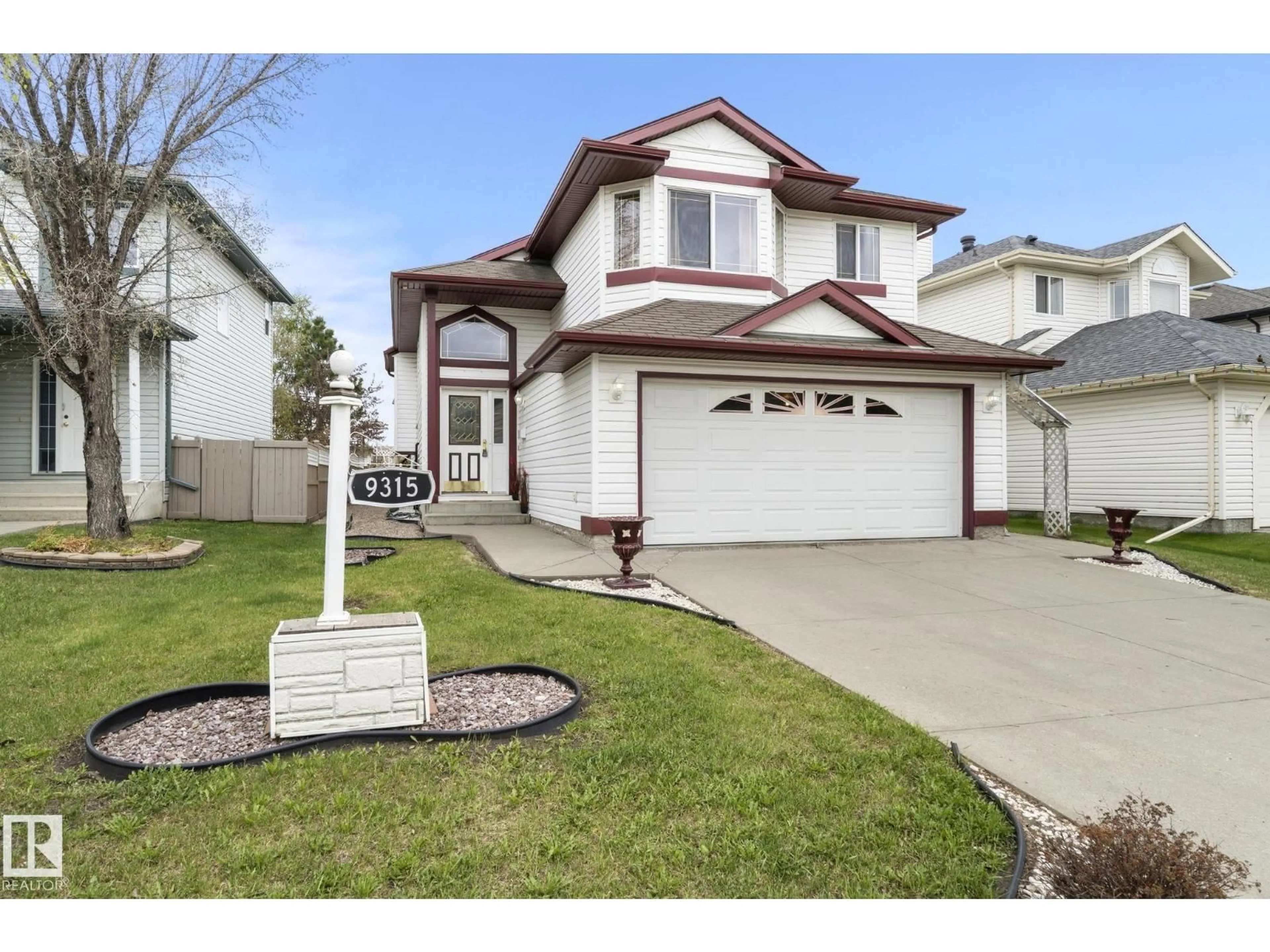 Home with vinyl exterior material, street for 9315 162 AV, Edmonton Alberta T5Z3N2