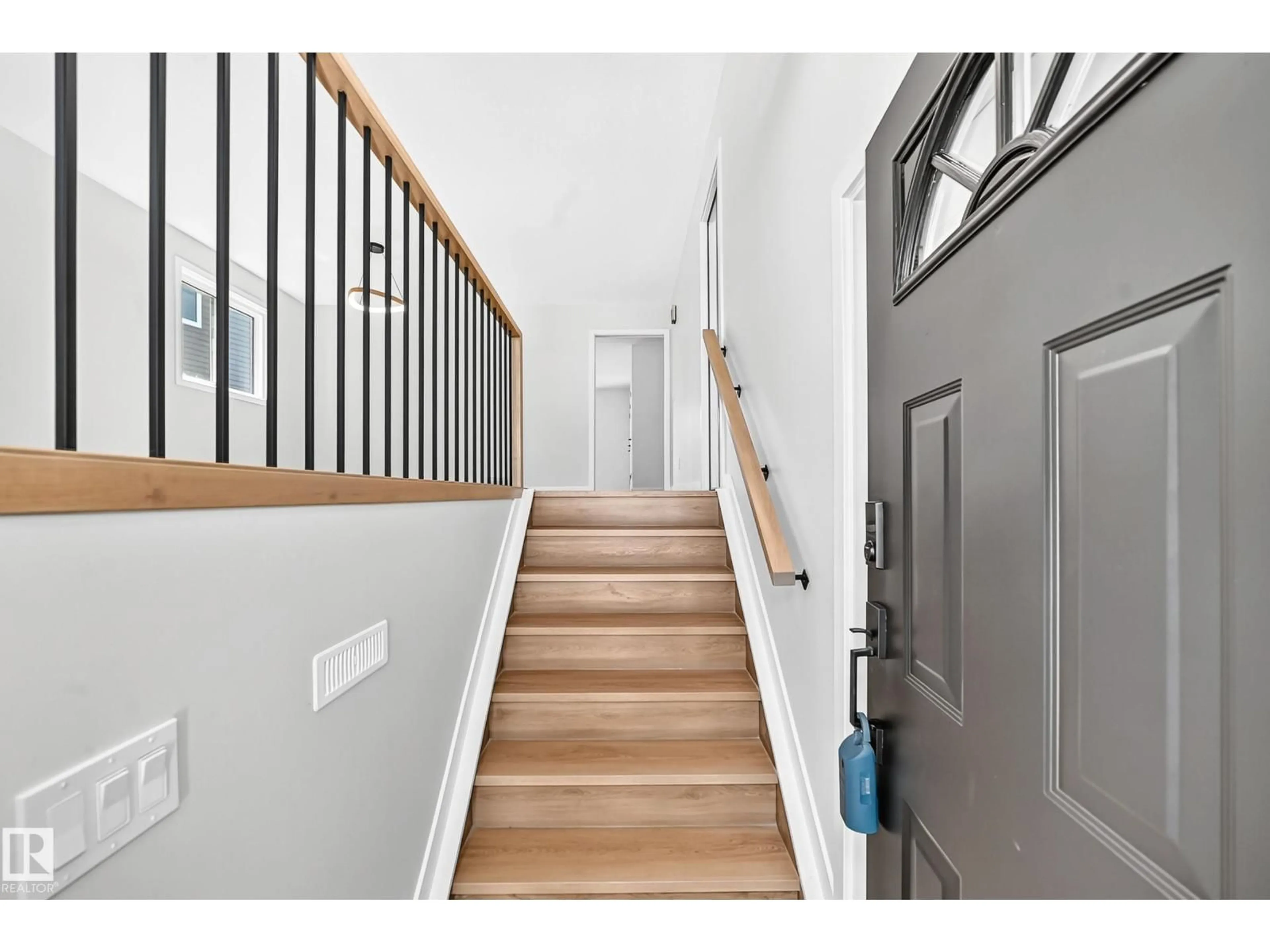 Indoor entryway for NW - 17816 94 ST, Edmonton Alberta T5Z2G9