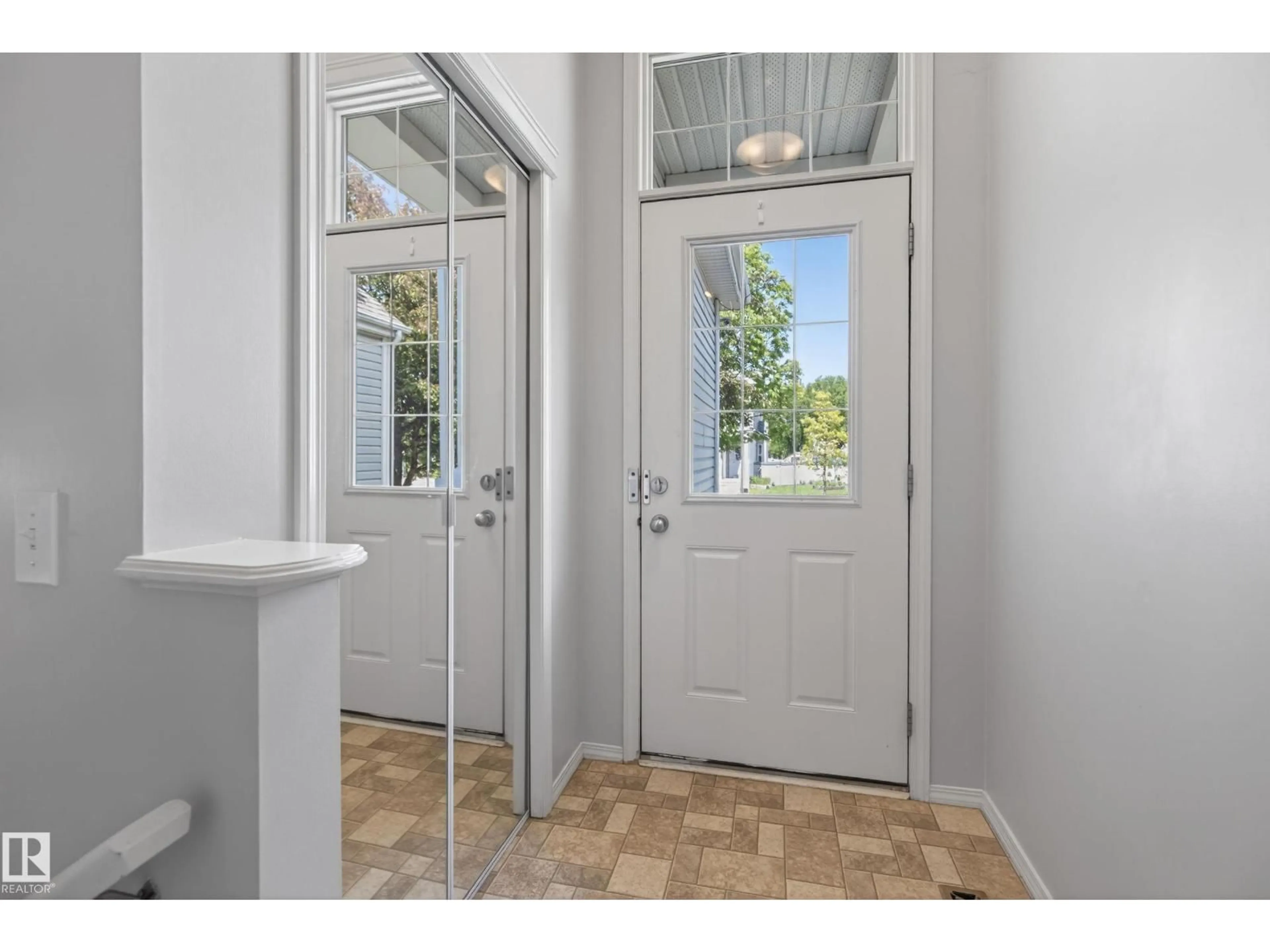Indoor entryway for 7815 14 AV, Edmonton Alberta T6X1H3