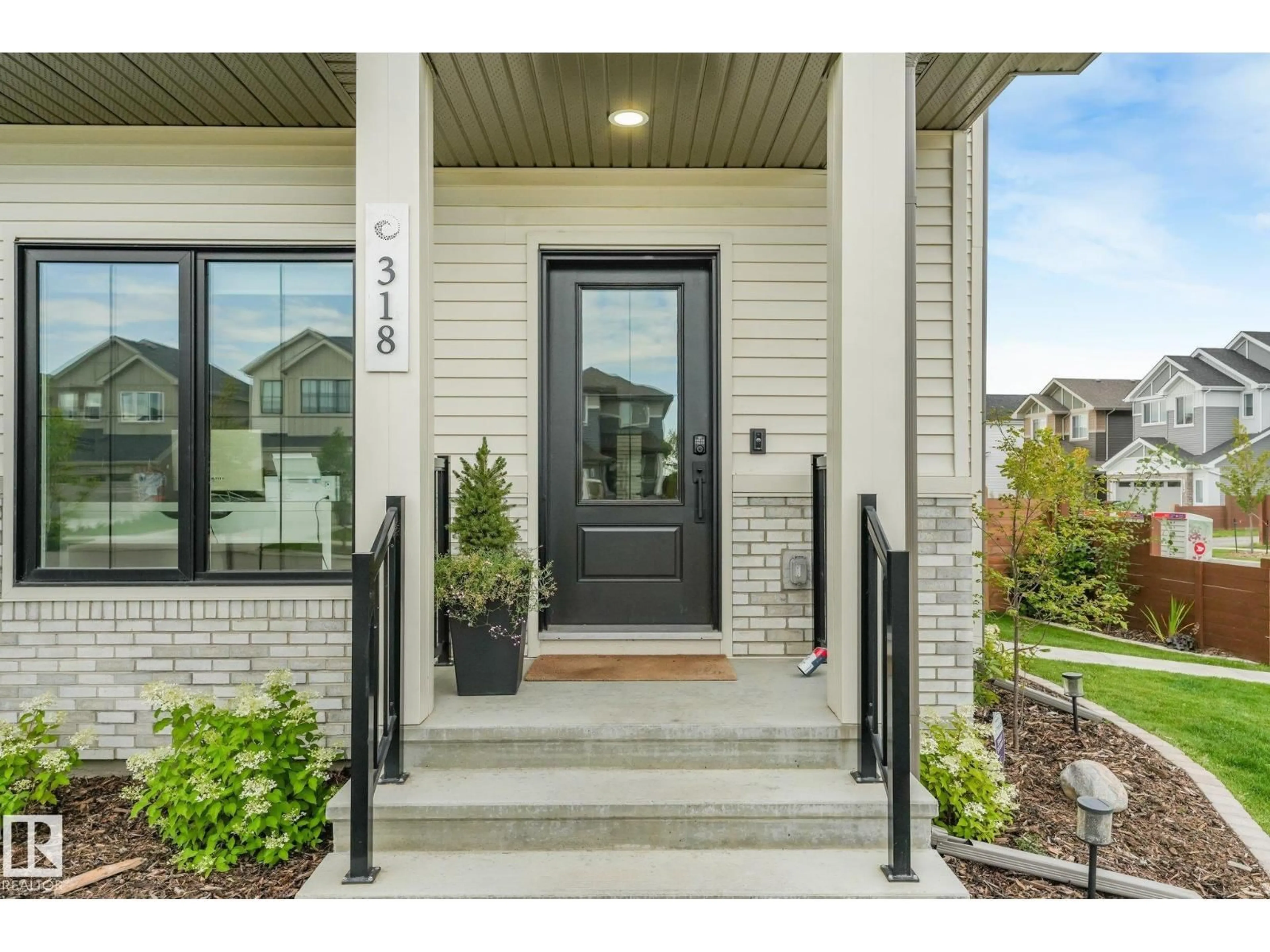 Indoor entryway for 318 JENSEN LAKES BV, St. Albert Alberta T8N7Z4