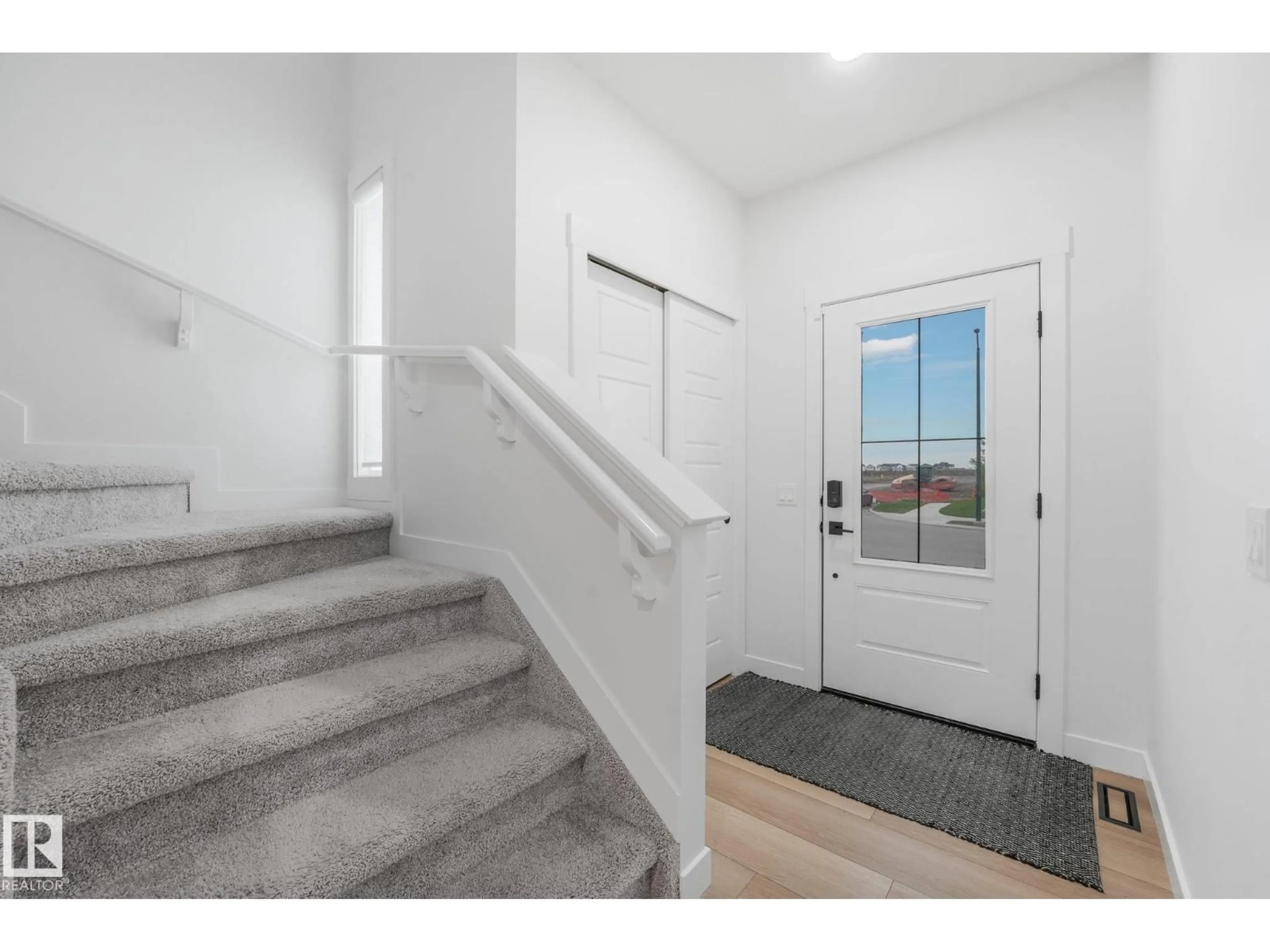 Indoor entryway for 318 JENSEN LAKES BV, St. Albert Alberta T8N7Z4