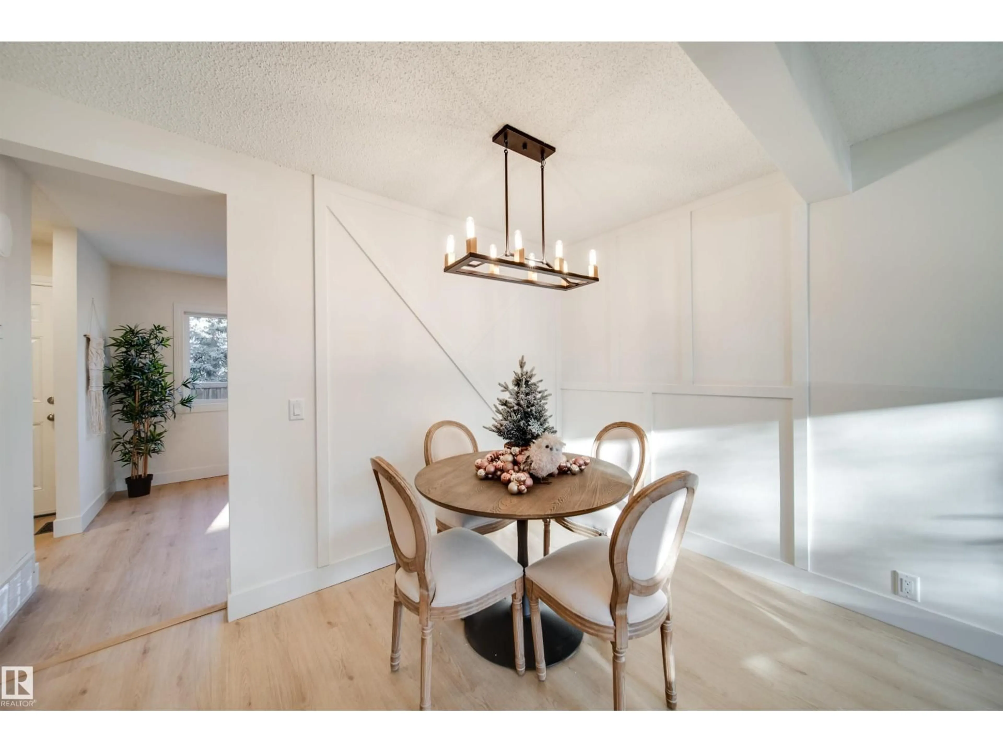 Dining room, wood/laminate floor for NW - 18 14511 52 ST, Edmonton Alberta T5A4M6