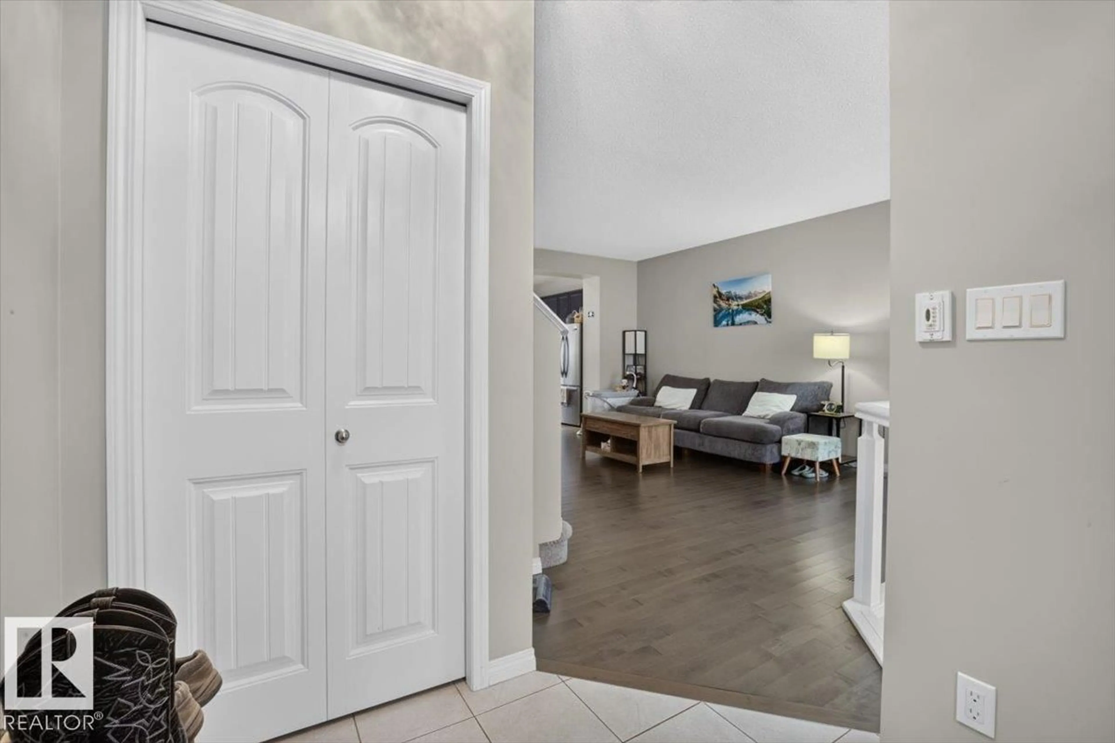 Indoor entryway for 3124 PAISLEY RD, Edmonton Alberta T6W2W8