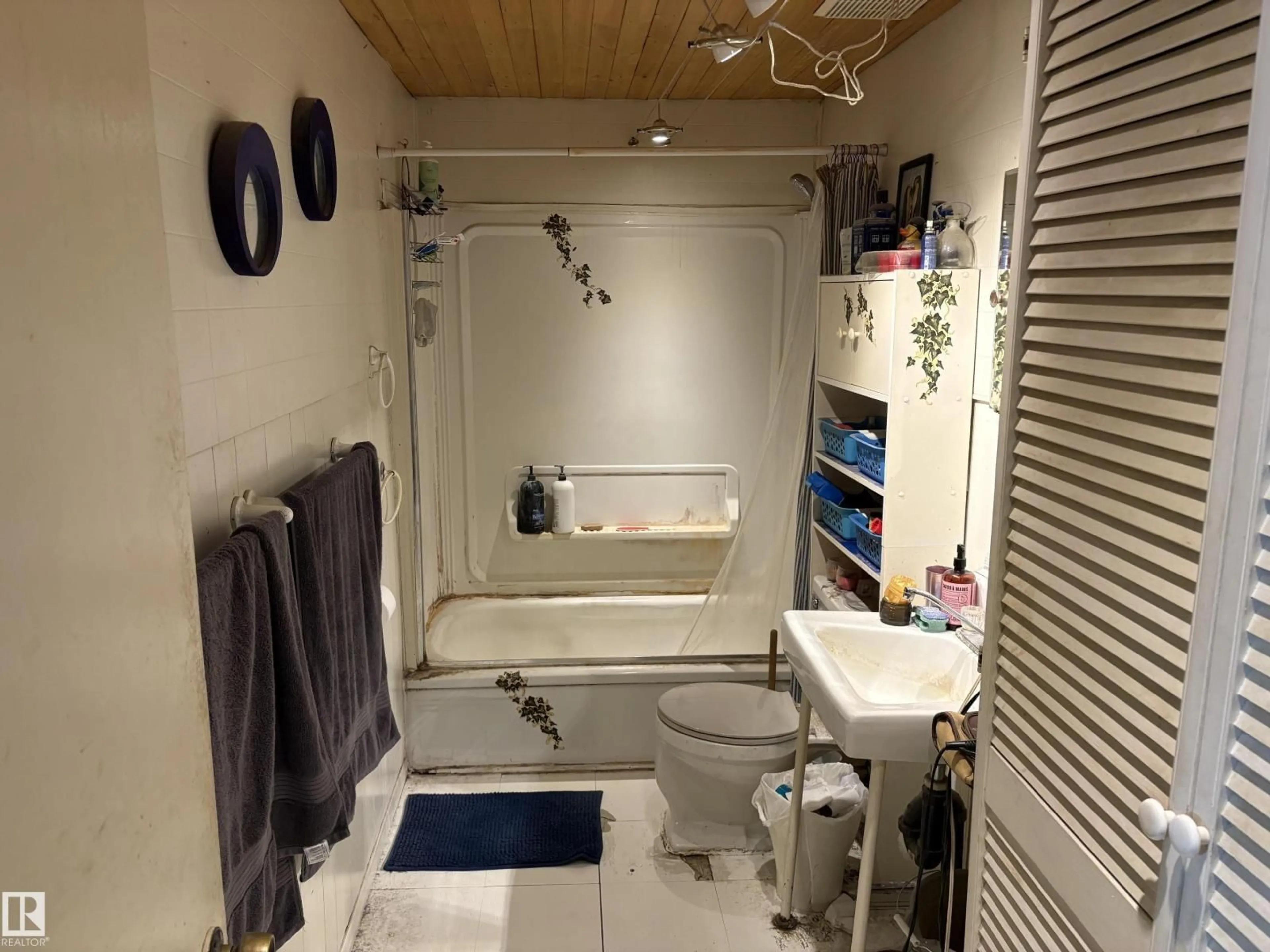 Standard bathroom, unknown for NW - 12044 64 ST, Edmonton Alberta T5W4J6