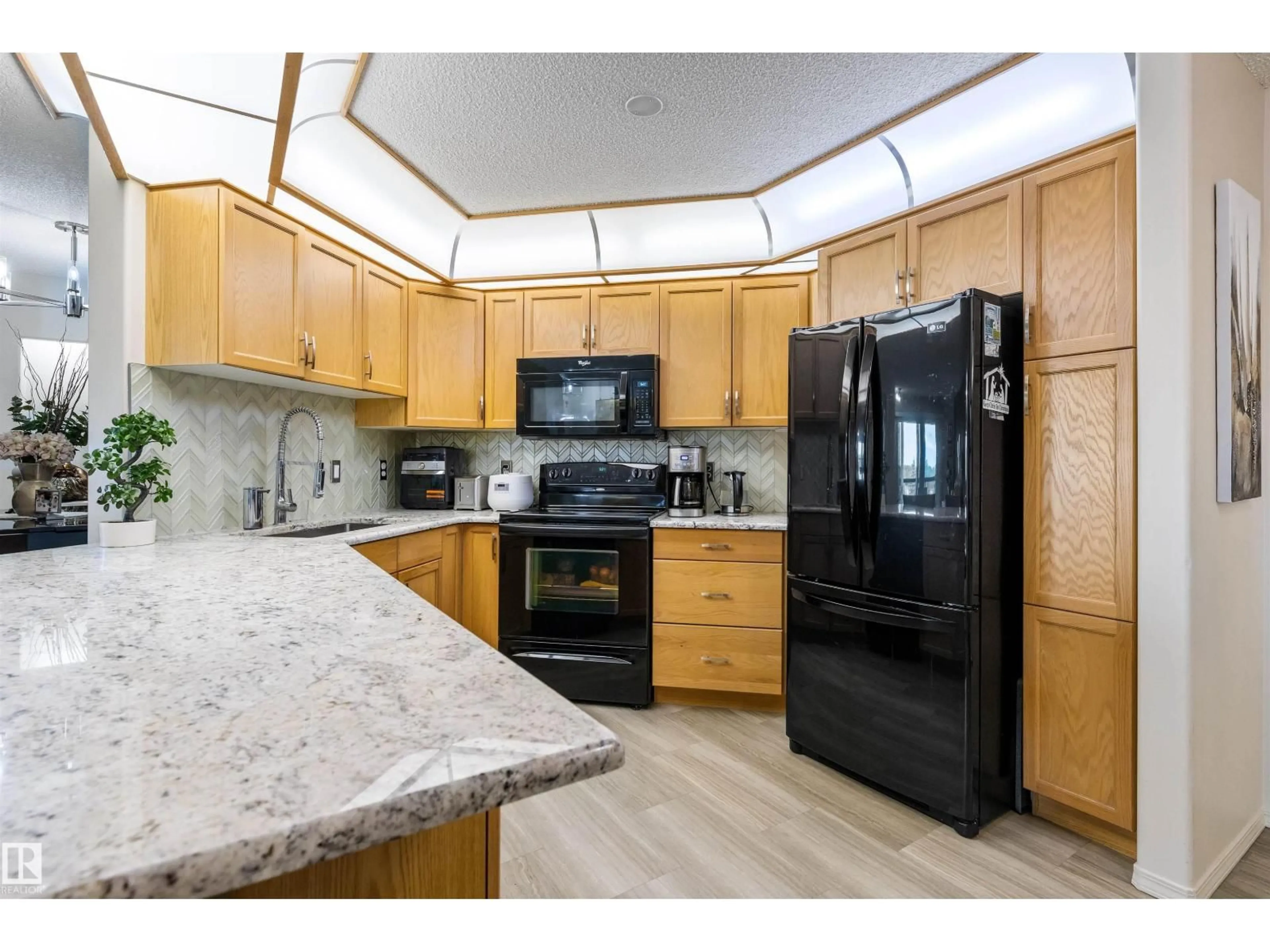 Standard kitchen, ceramic/tile floor for 233 SUDER GREENS DR, Edmonton Alberta T5T6X6