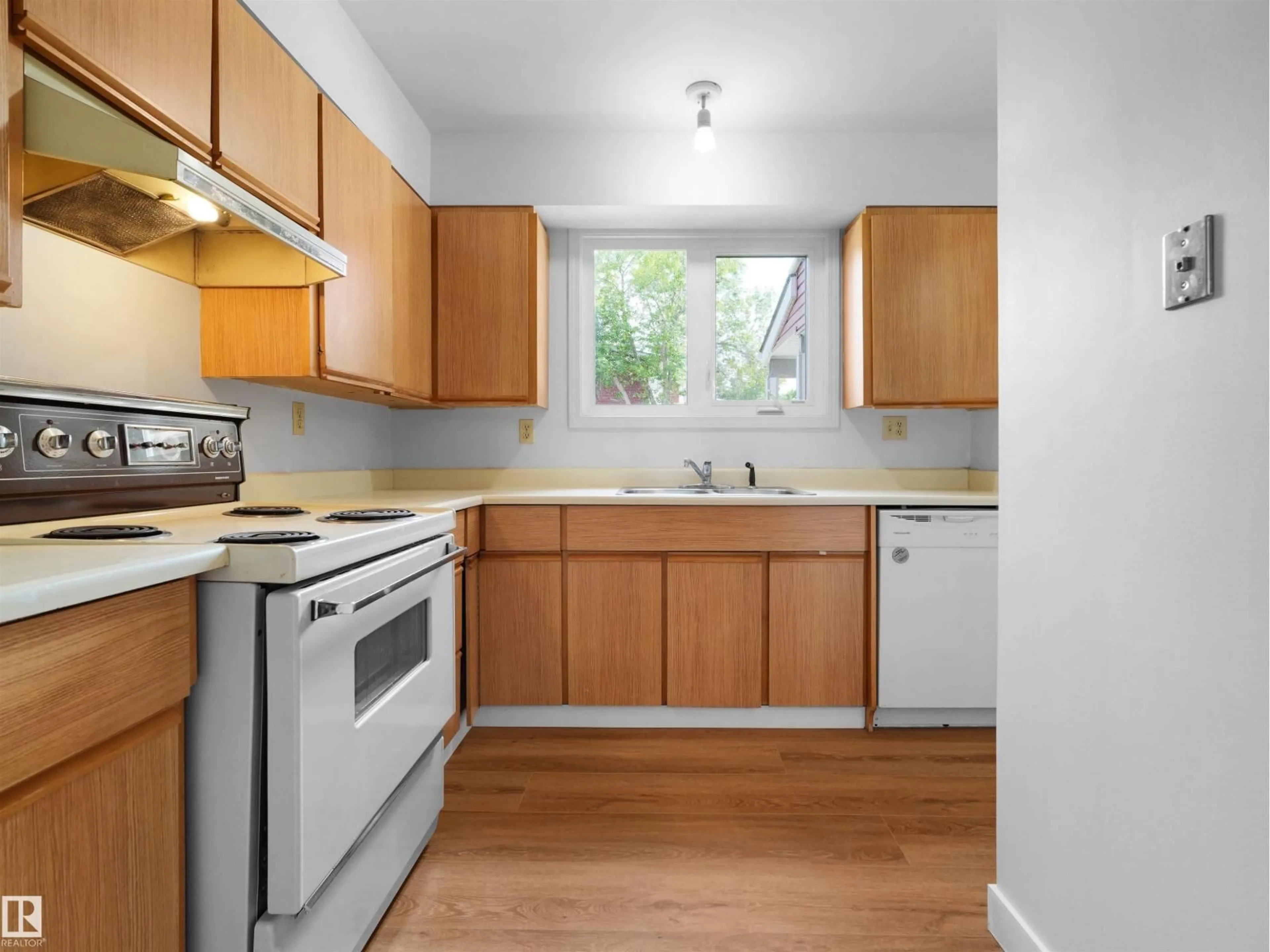 Standard kitchen, unknown for 50 - 1904 48 ST NW, Edmonton Alberta T6L5H3