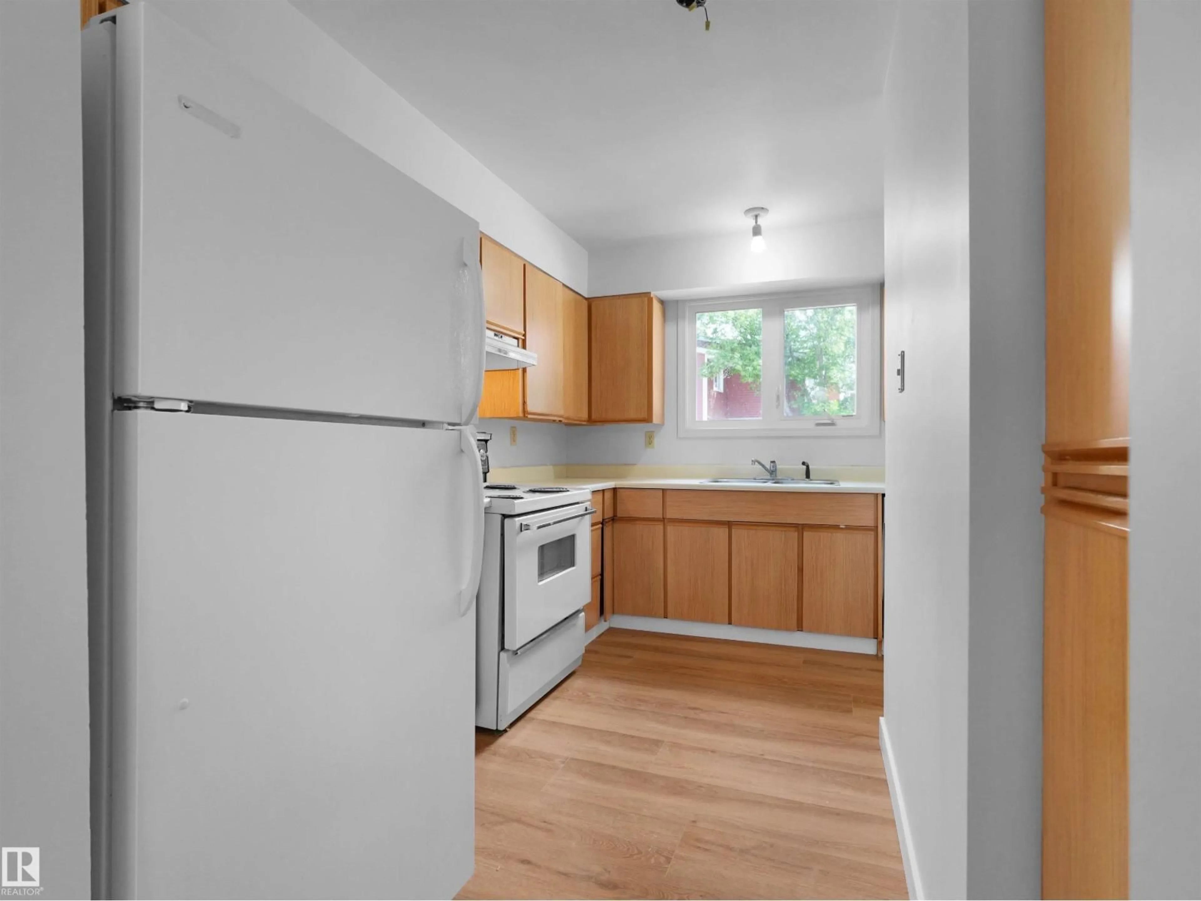 Standard kitchen, unknown for 50 - 1904 48 ST NW, Edmonton Alberta T6L5H3