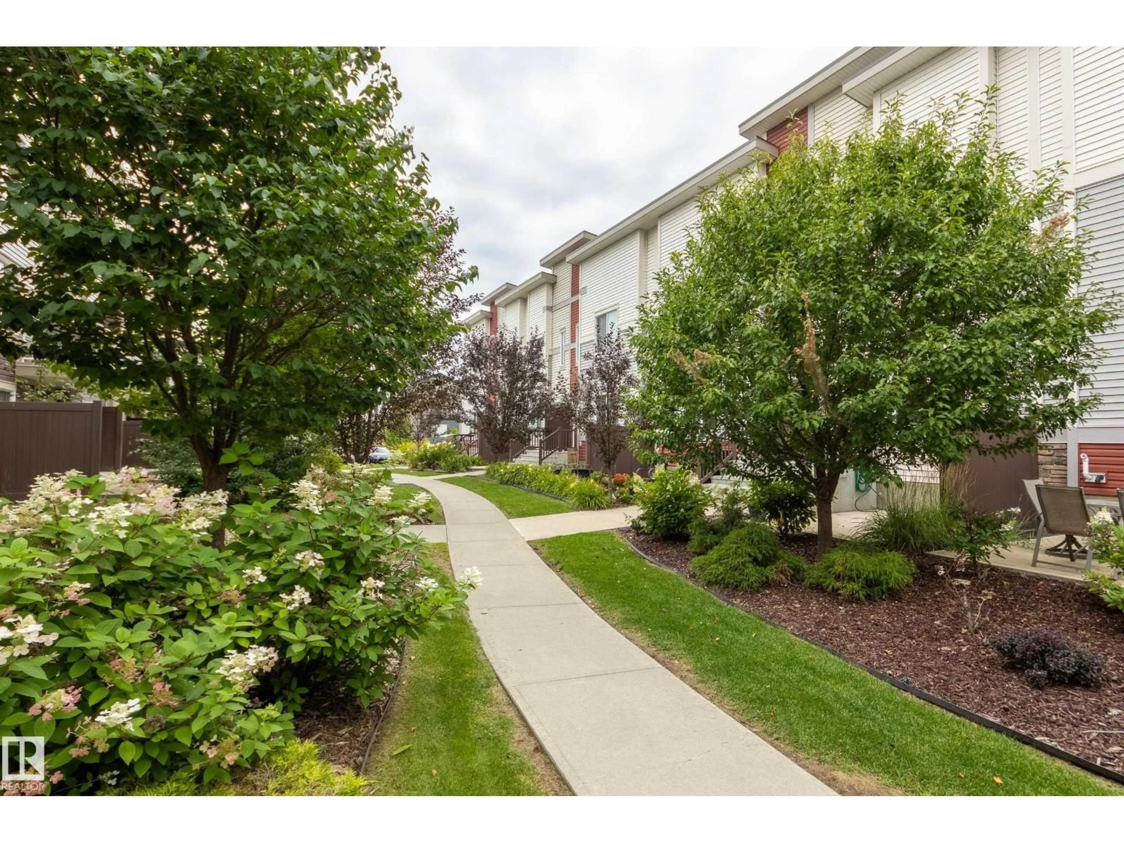 Patio, street for 804 - 39 WELSH DR, Edmonton Alberta T6X1Y8
