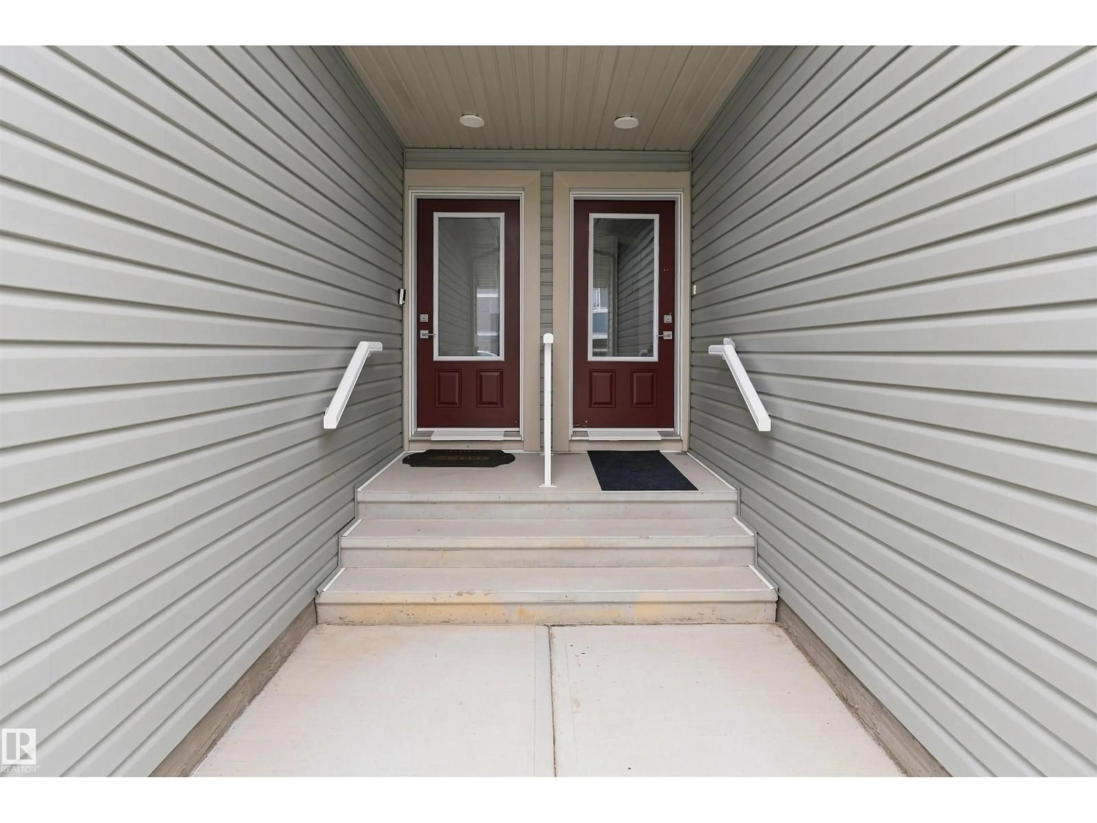 Indoor entryway for #9 - 13139 205 ST NW, Edmonton Alberta T5S0N1