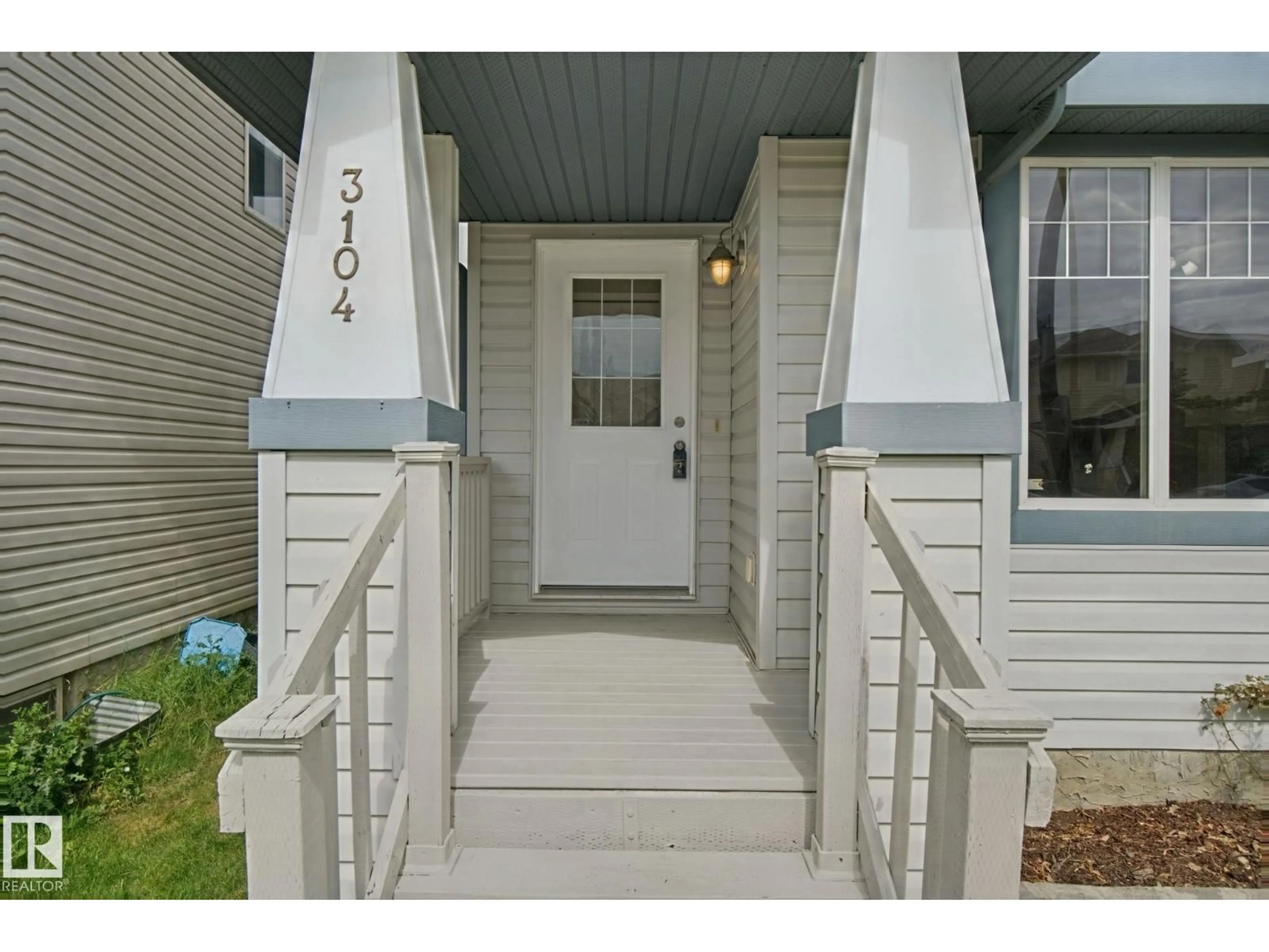 Indoor entryway for 3104 32 AV, Edmonton Alberta T6T1X3