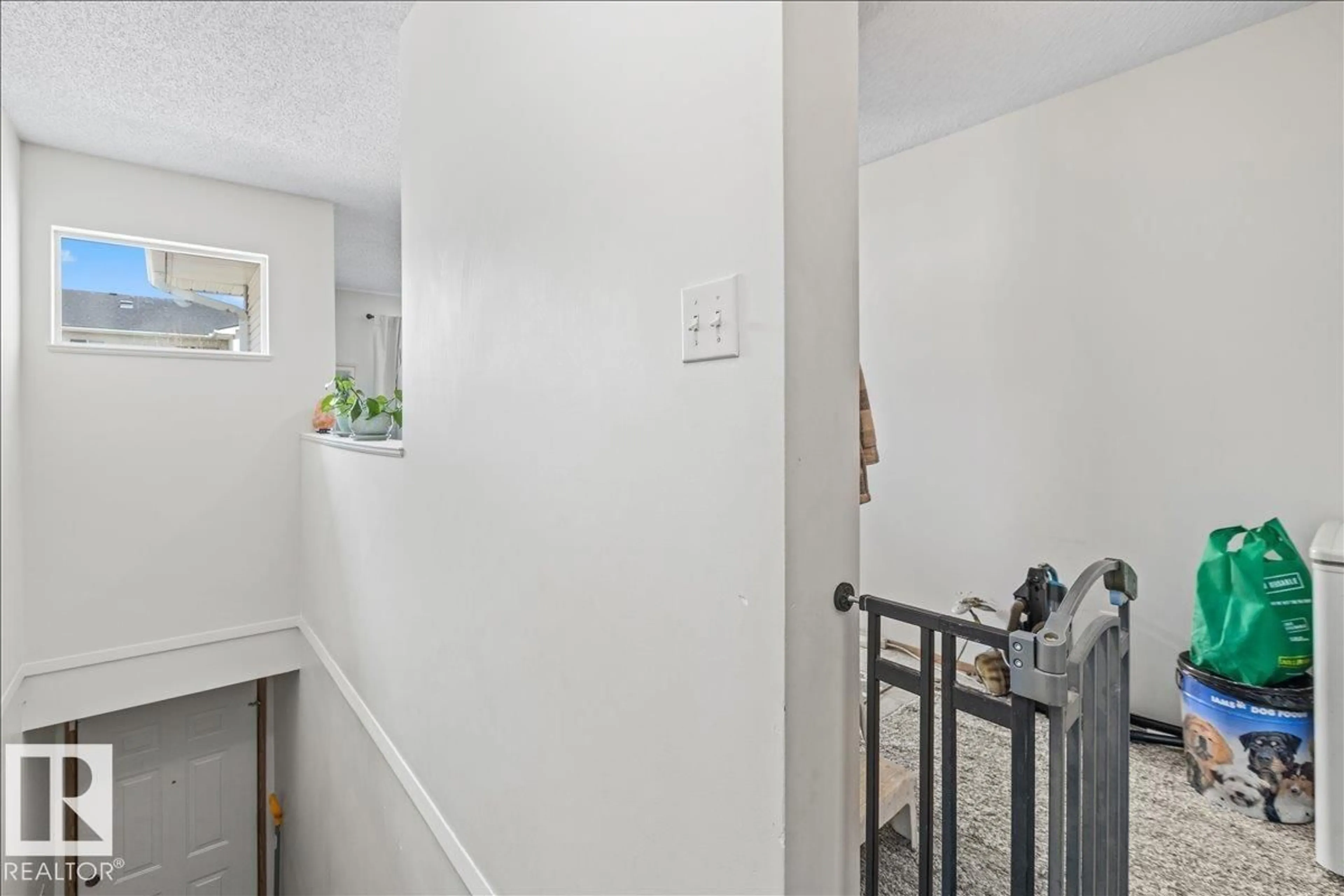 Indoor foyer for 106B - 114 WESTPARK DR, Fort Saskatchewan Alberta T8L4M2