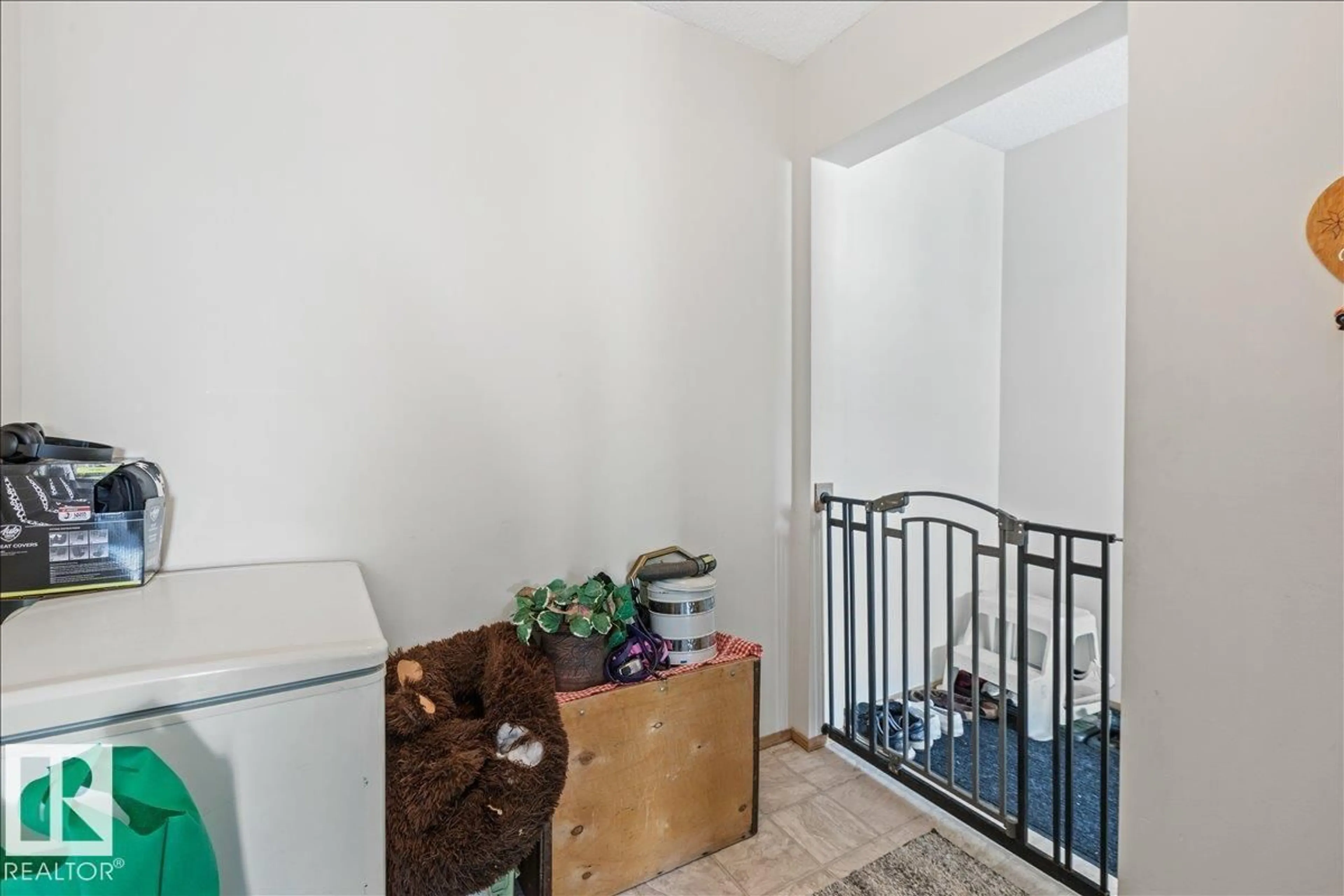 Indoor foyer for 106B - 114 WESTPARK DR, Fort Saskatchewan Alberta T8L4M2