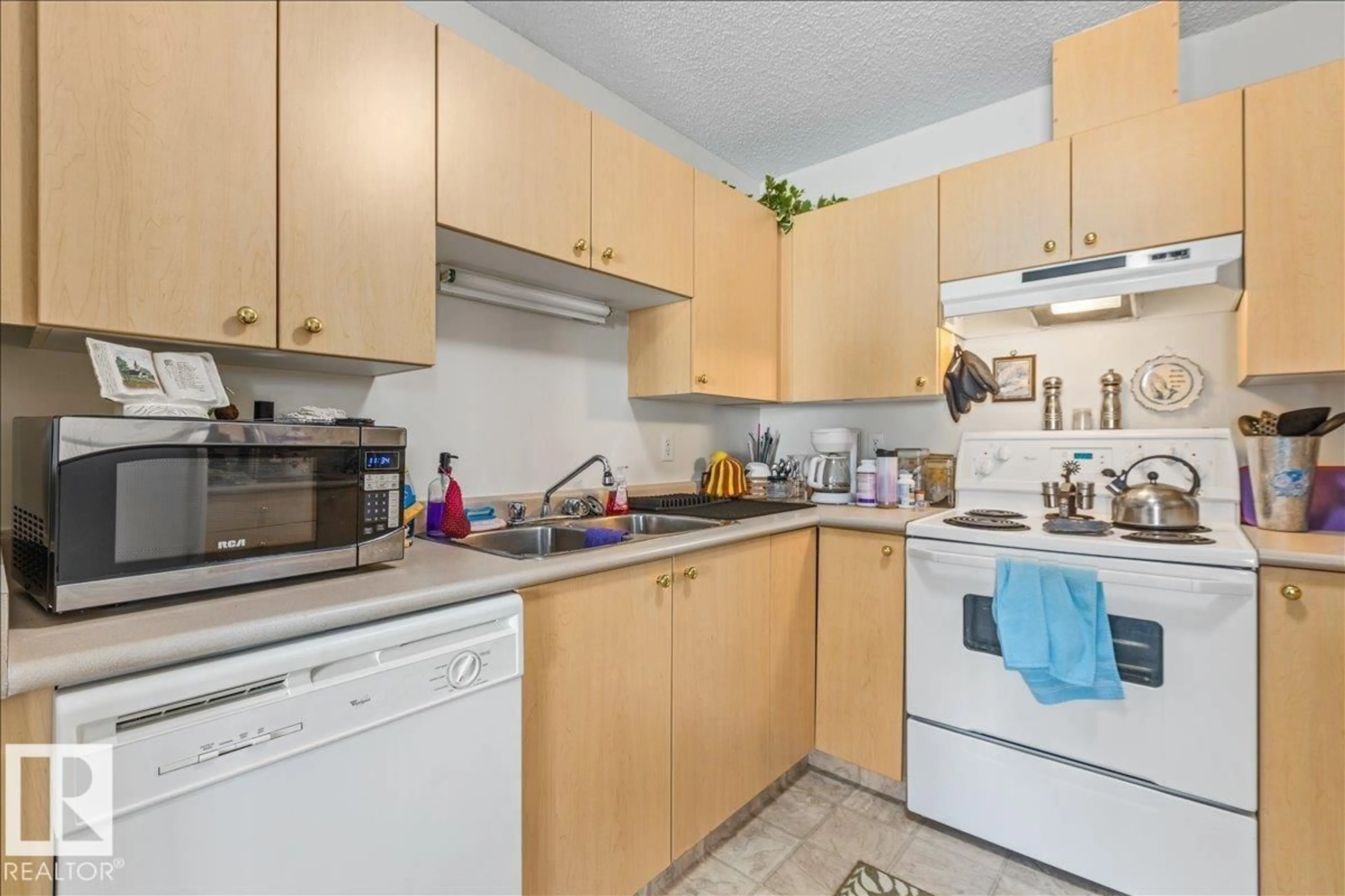 Standard kitchen, unknown for 106B - 114 WESTPARK DR, Fort Saskatchewan Alberta T8L4M2