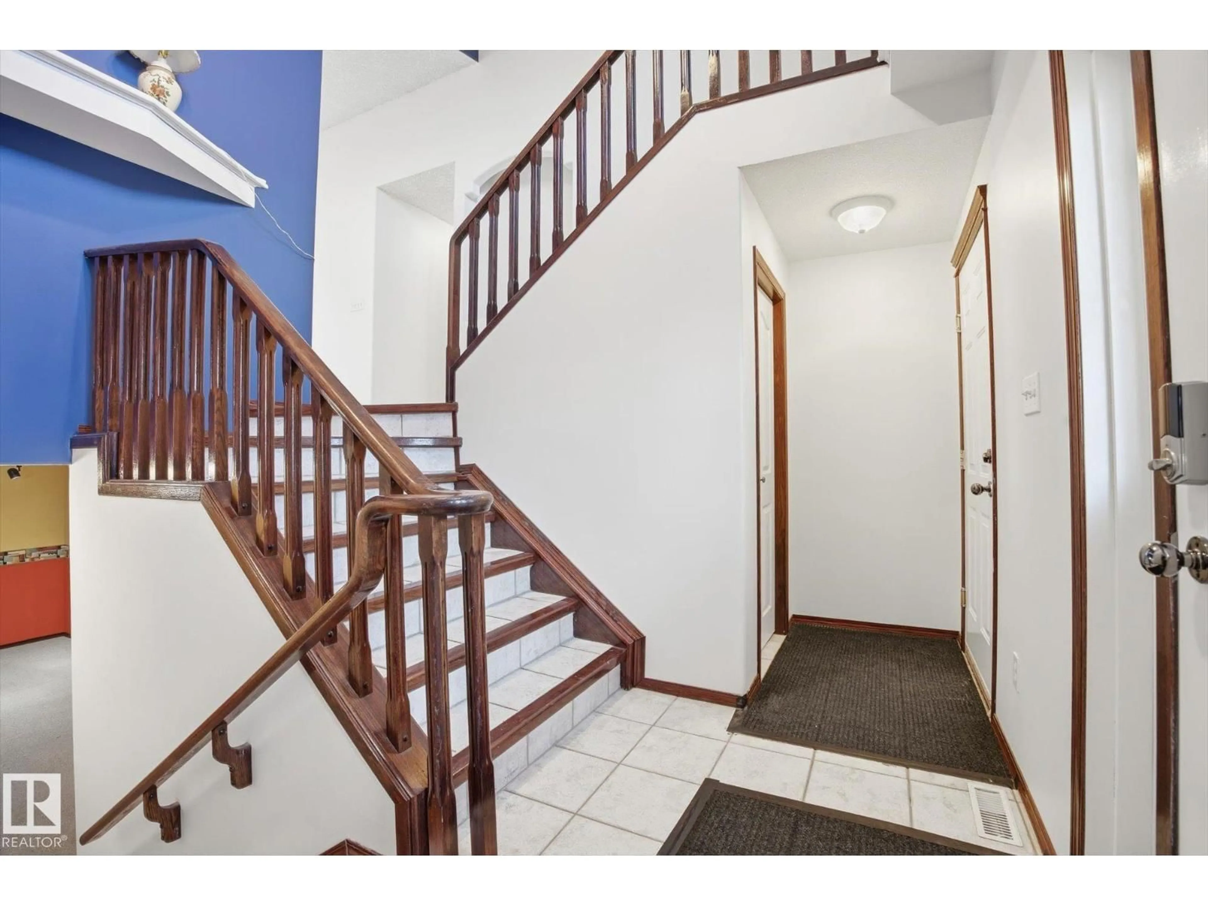 Indoor foyer for NW - 11413 118 ST, Edmonton Alberta T5G3J3