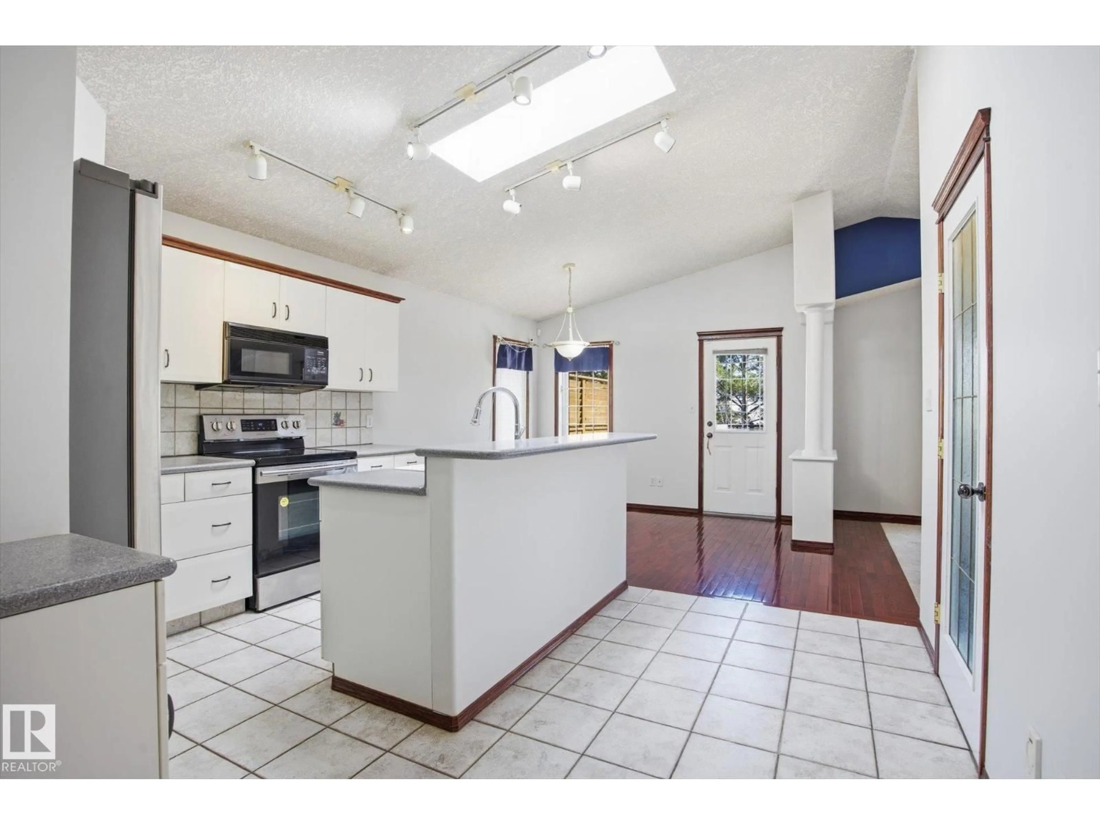 Open concept kitchen, ceramic/tile floor for NW - 11413 118 ST, Edmonton Alberta T5G3J3