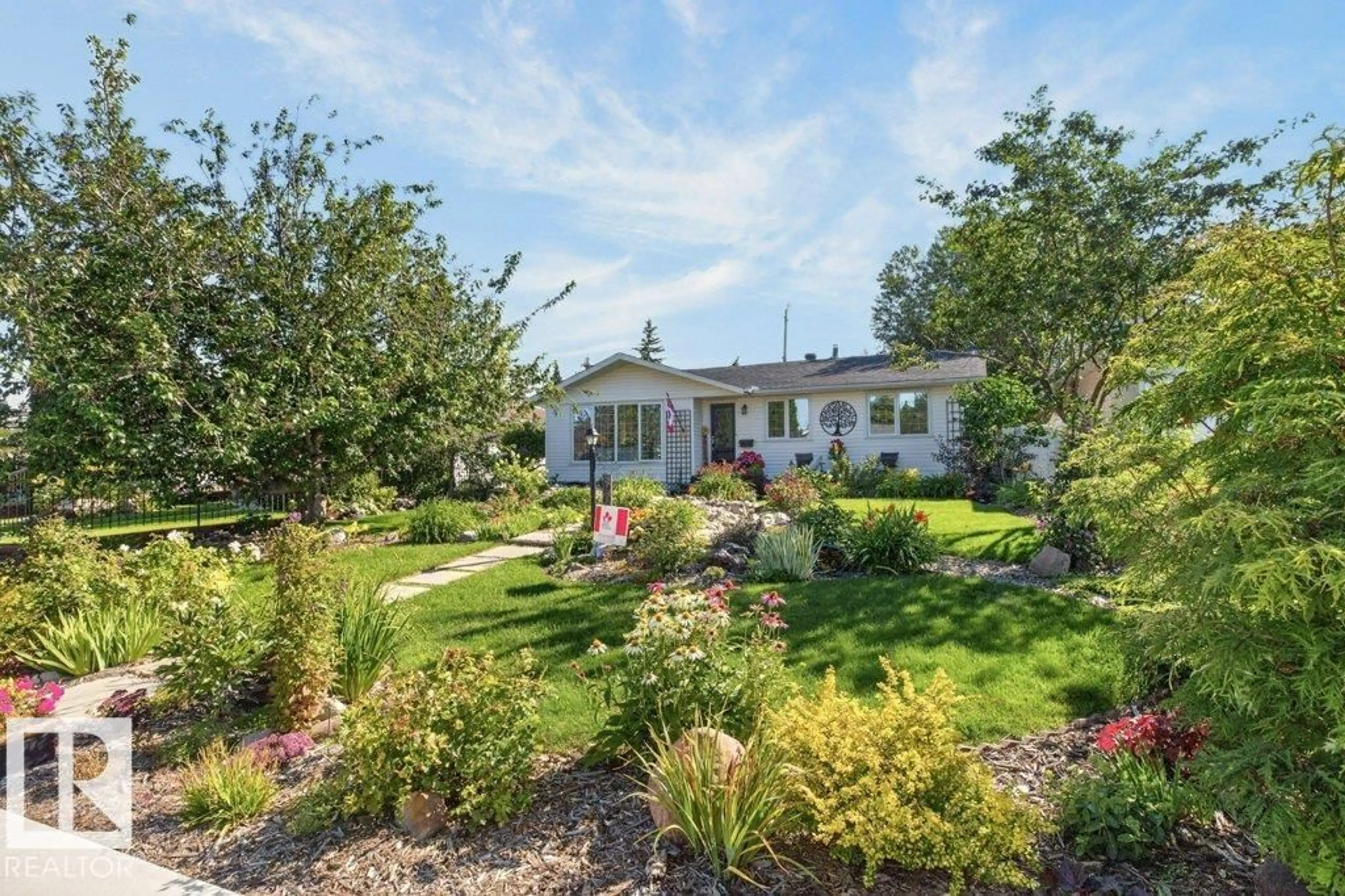 A pic from outside/outdoor area/front of a property/back of a property/a pic from drone, unknown for 9047 52 ST, Edmonton Alberta T6B1G1
