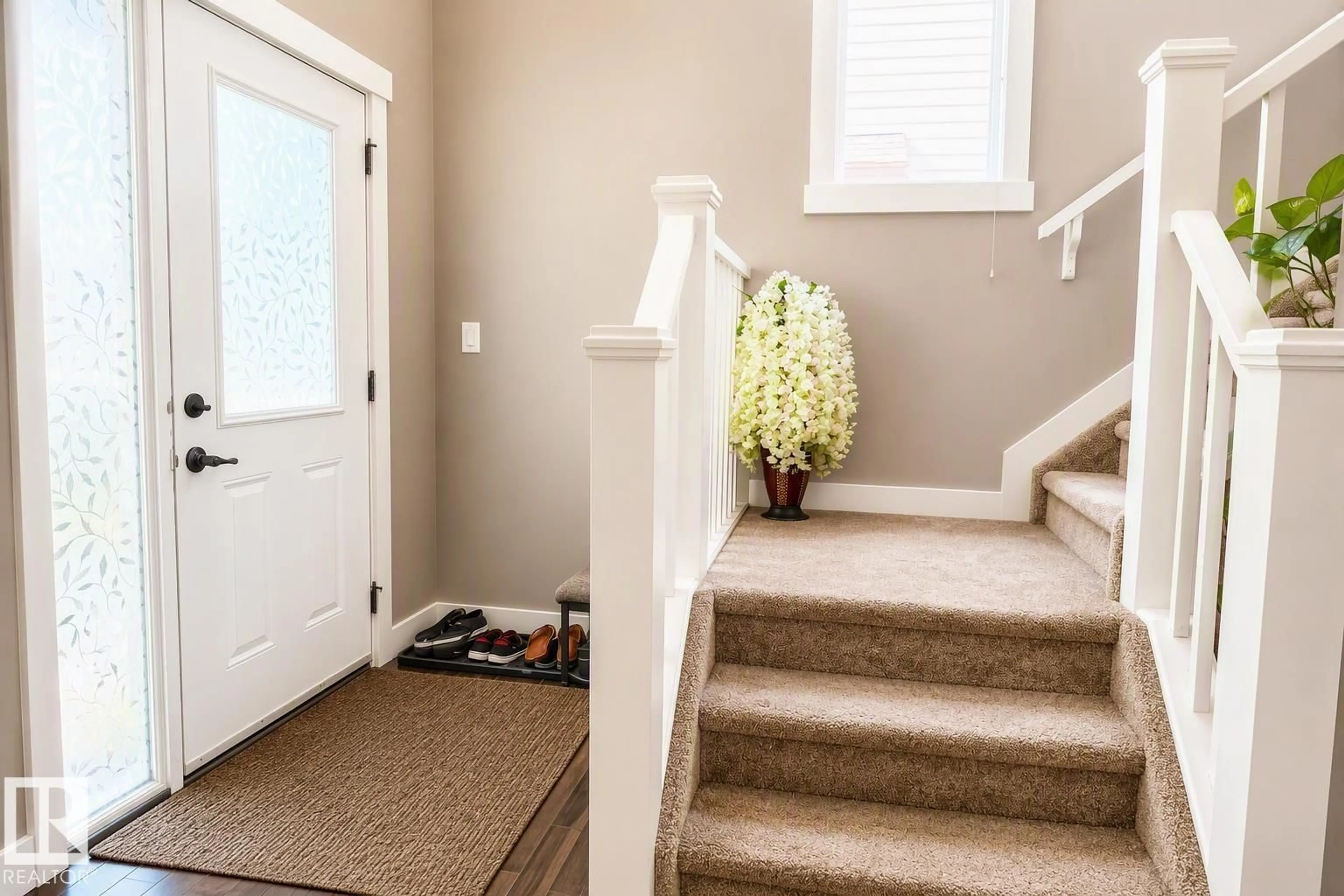 Indoor entryway for 711 57 ST, Edmonton Alberta T6X0G6