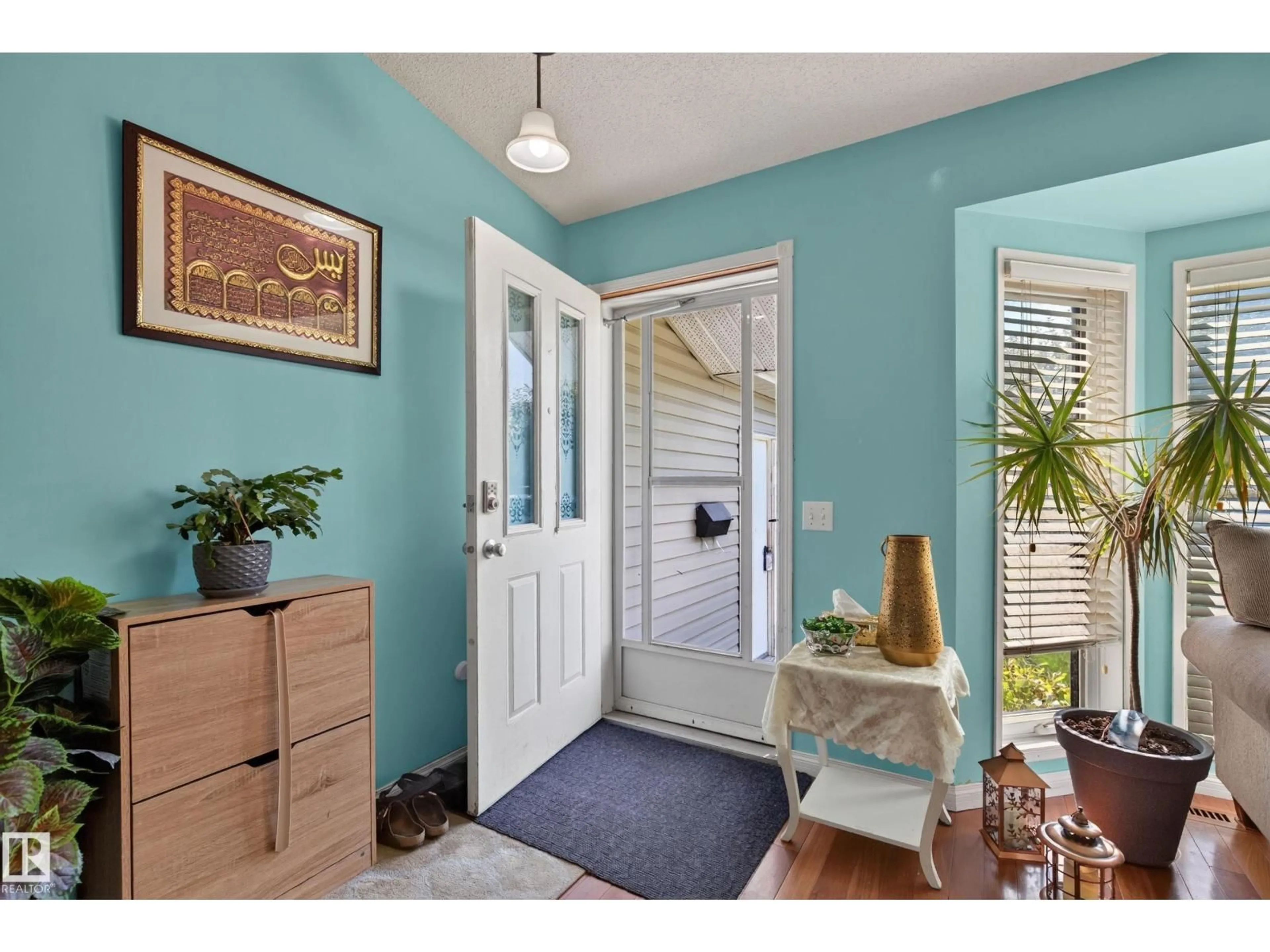 Indoor entryway for 19040 70 AV, Edmonton Alberta T5T5S7