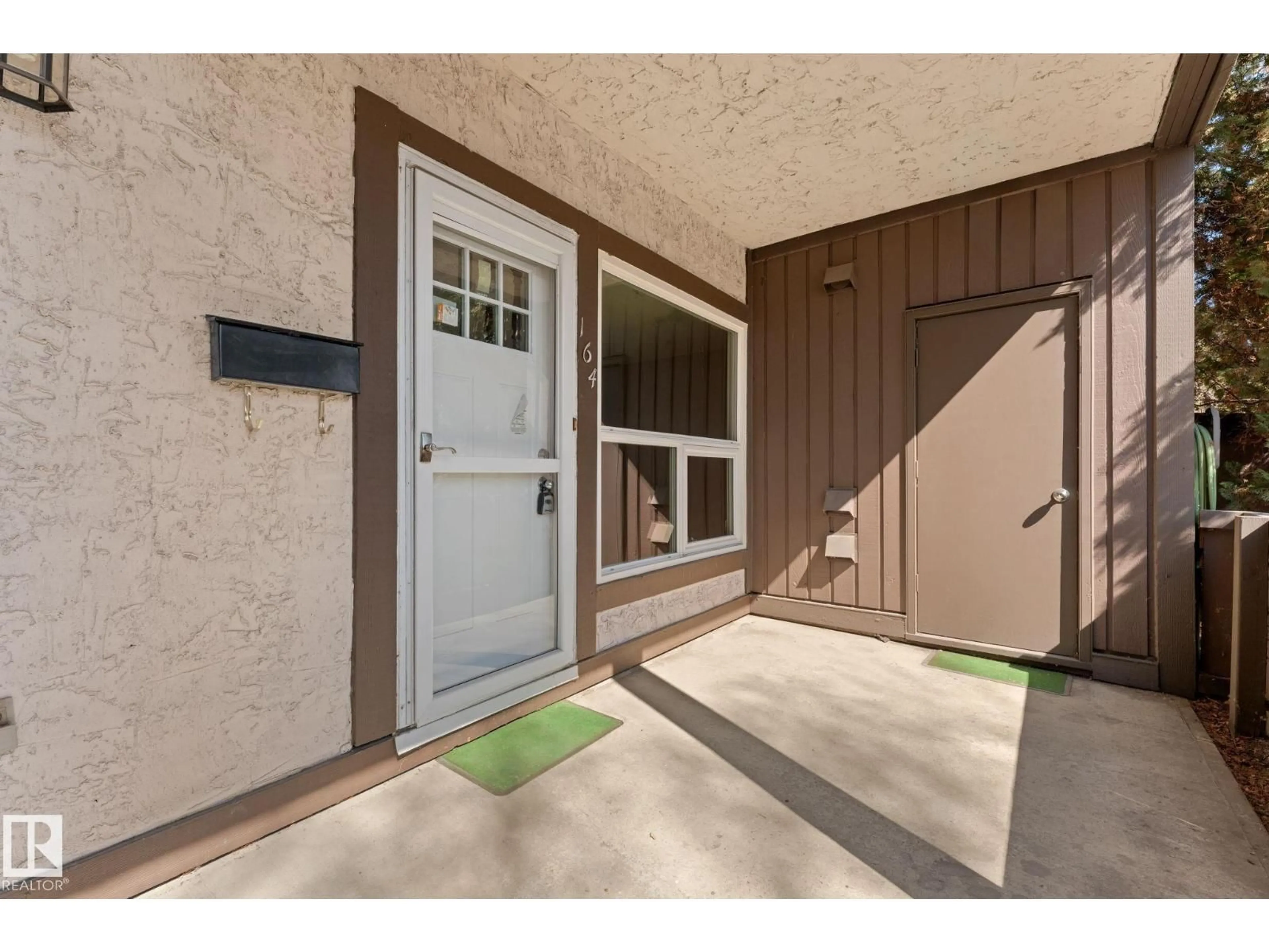 Indoor entryway for 164 SURREY GARDENS GD, Edmonton Alberta T5T1Z3
