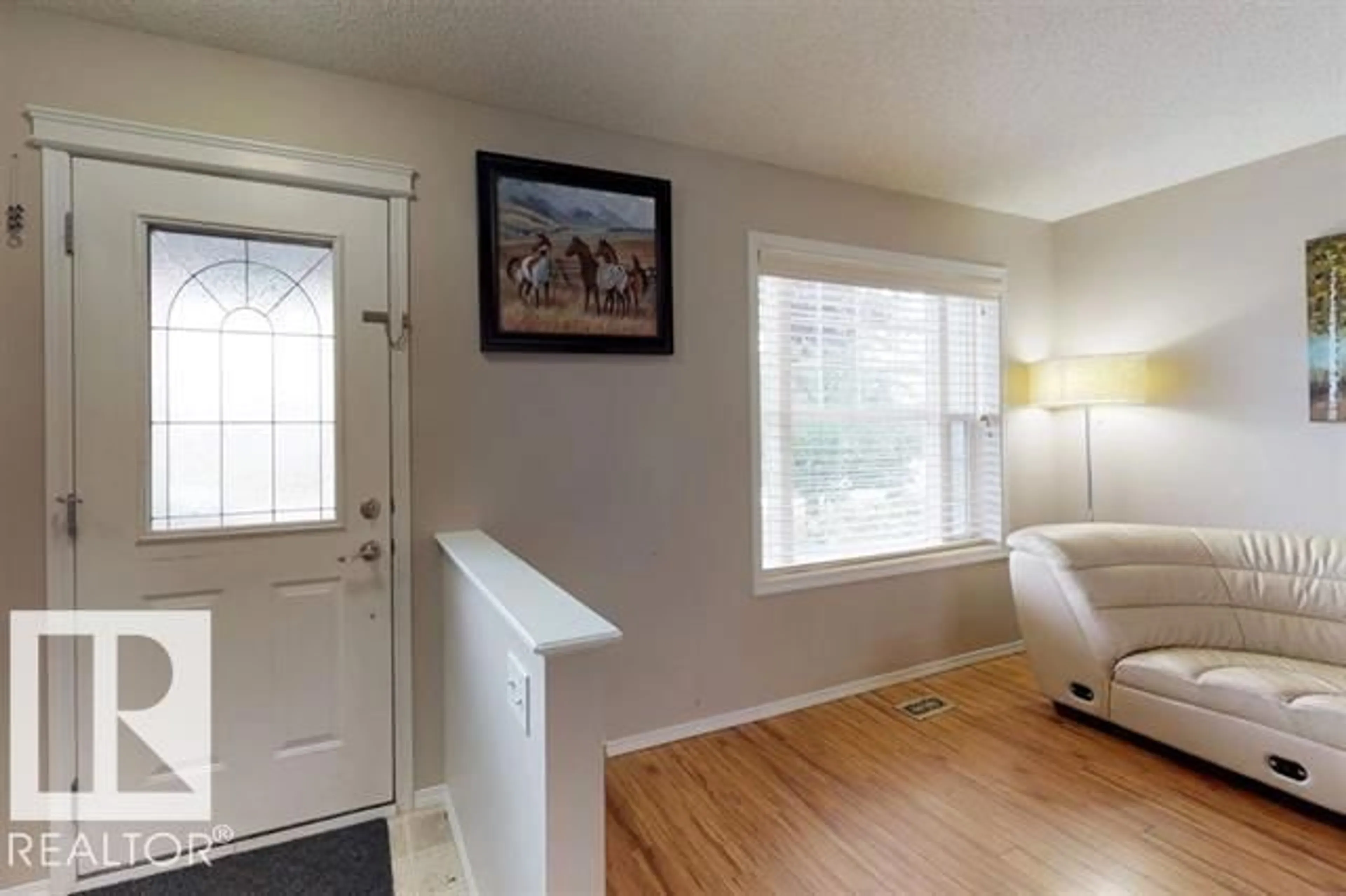 Indoor entryway for 13924 152 AV, Edmonton Alberta T6V1T5