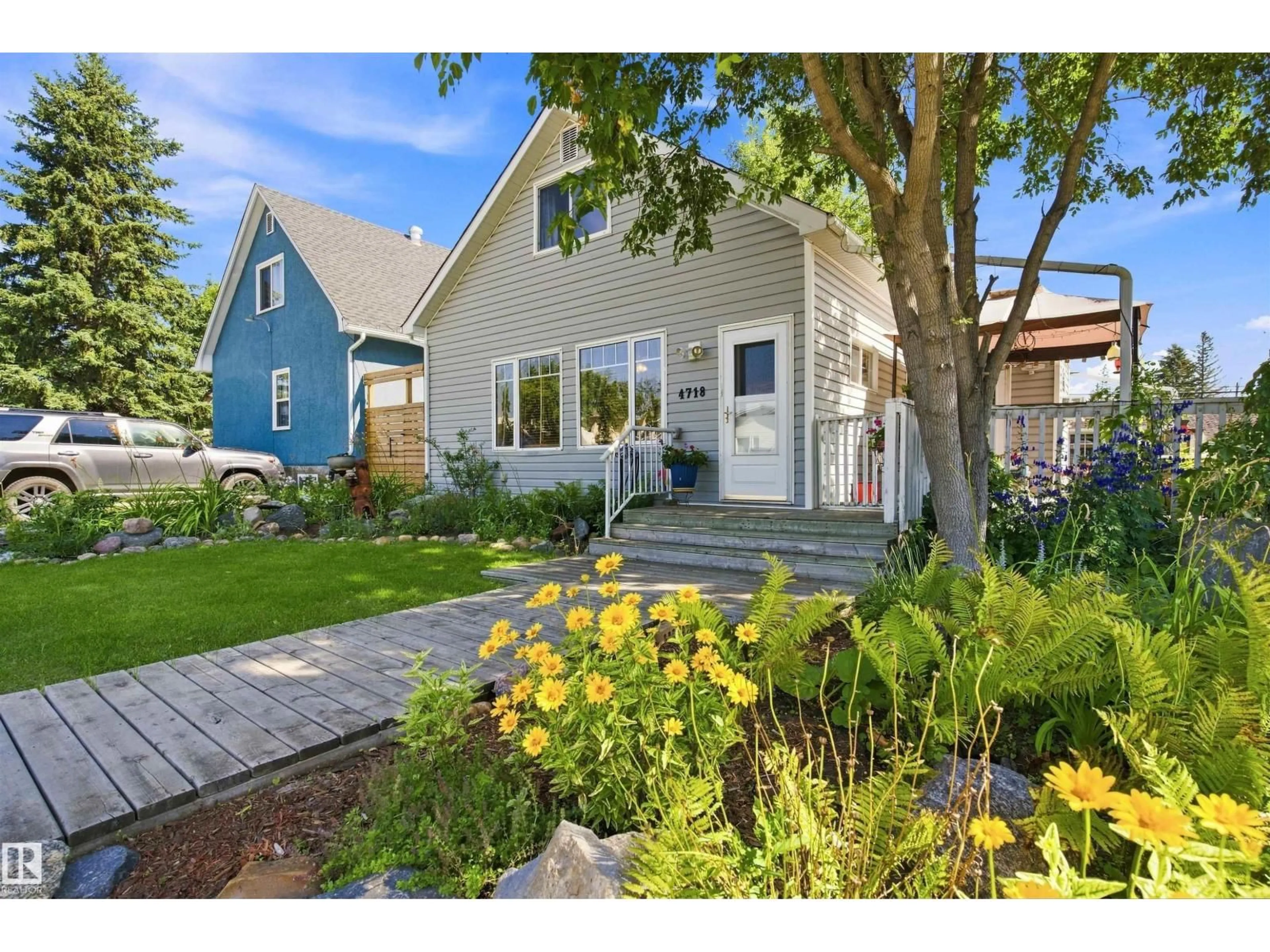 Home with vinyl exterior material, street for 4718 49 ST, Athabasca Town Alberta T9S1R1