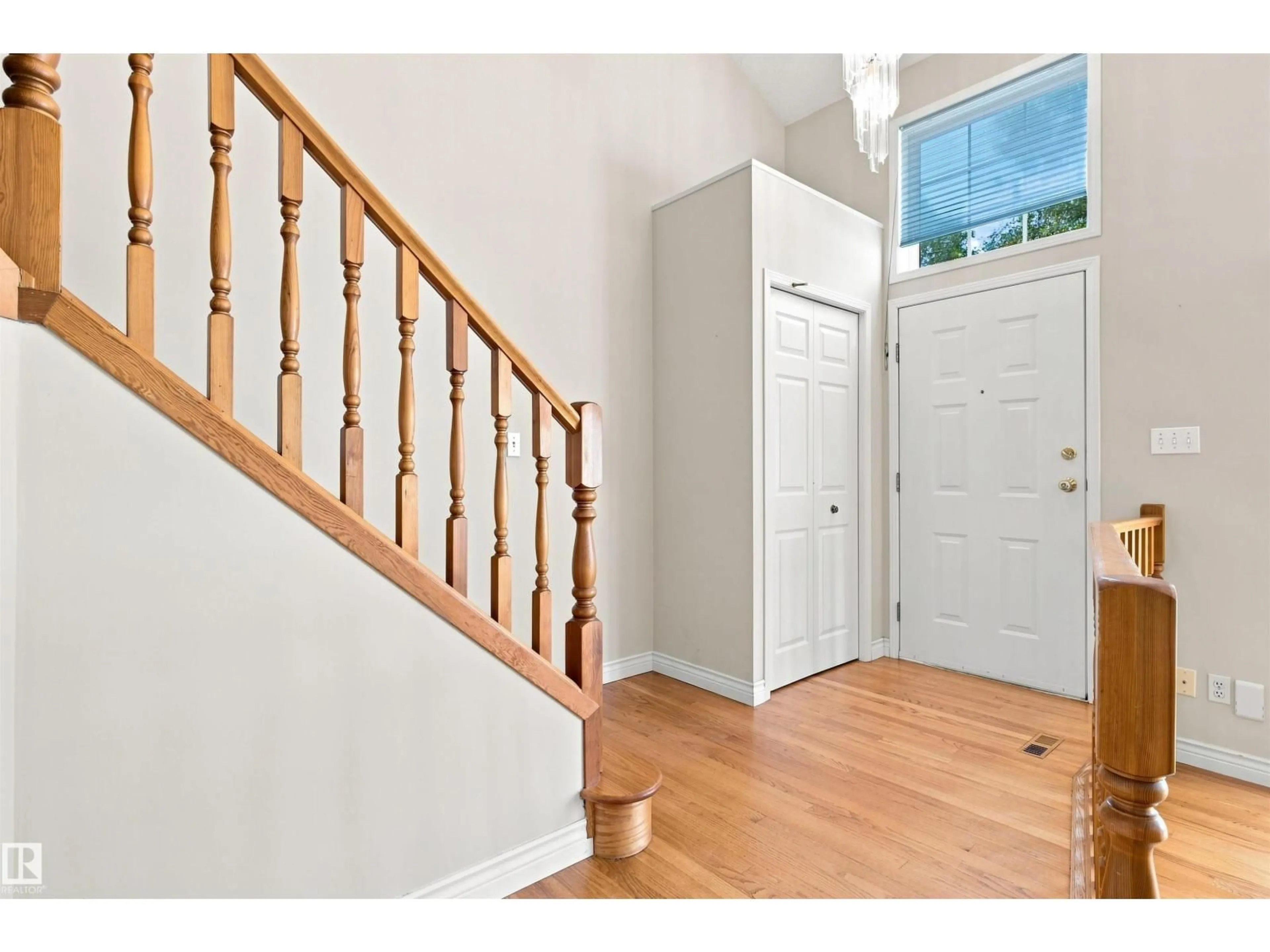 Indoor entryway for 3311 58 ST, Edmonton Alberta T6L6X3
