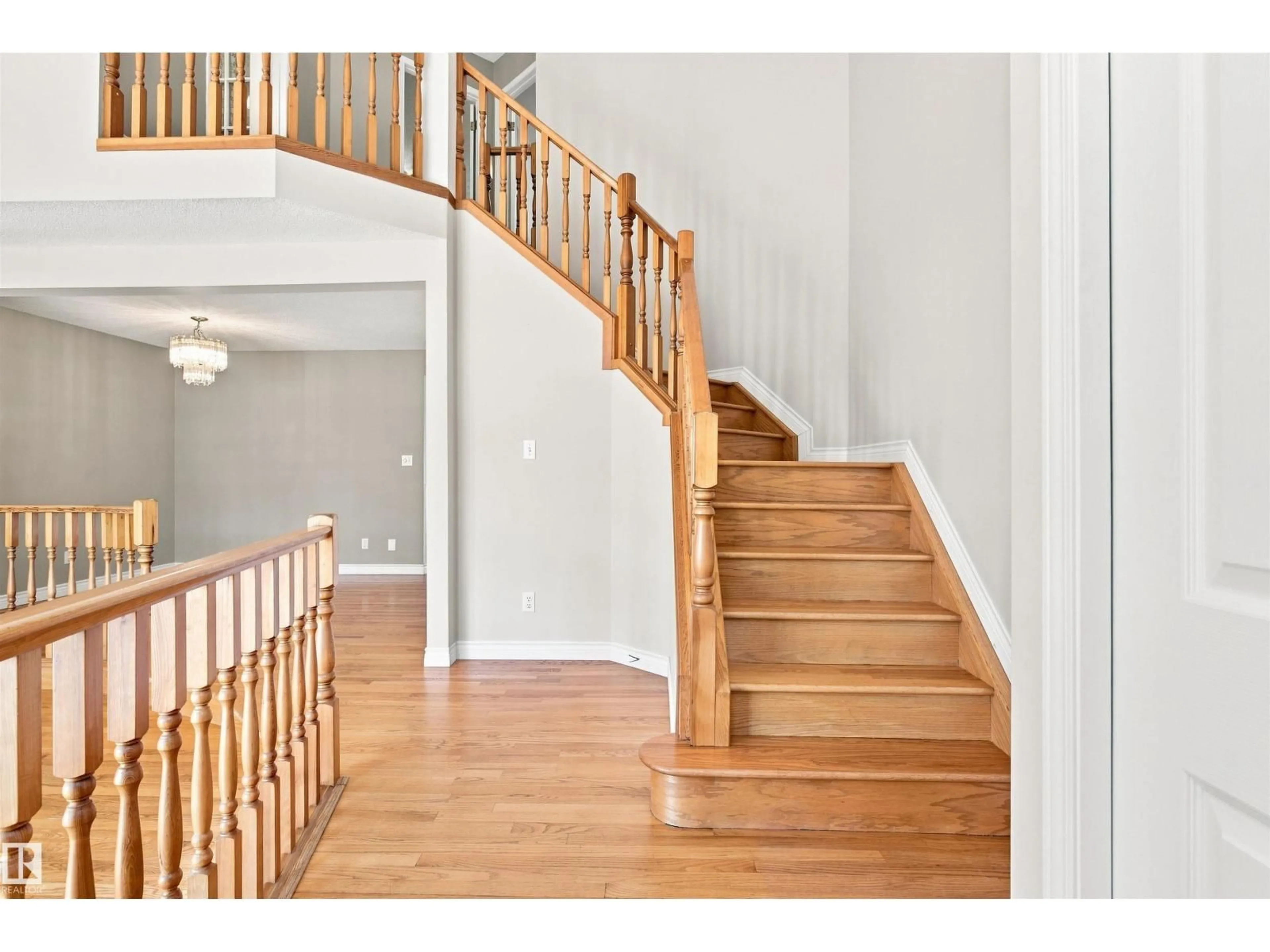 Stairs for 3311 58 ST, Edmonton Alberta T6L6X3