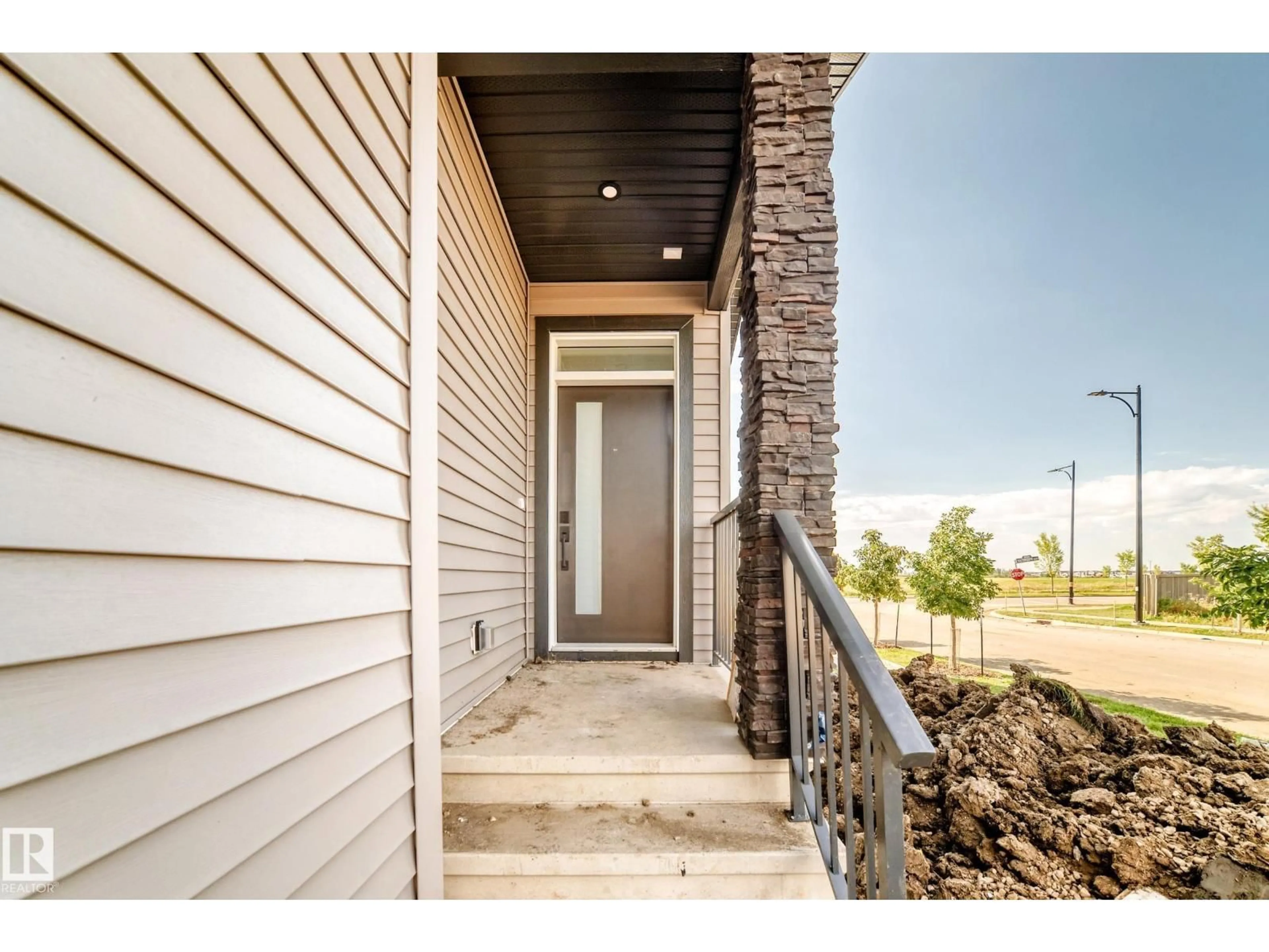 Indoor entryway for 1 ELLIOTT WD, Fort Saskatchewan Alberta T8L0Z4