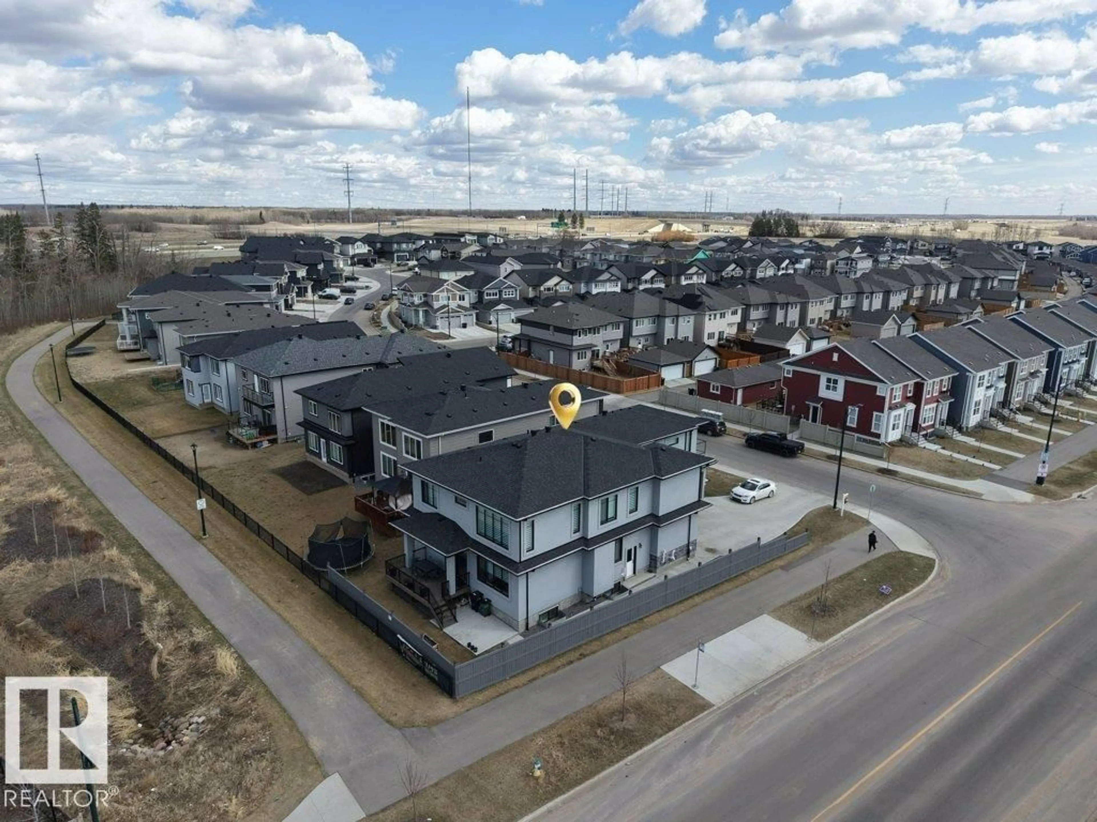 A pic from outside/outdoor area/front of a property/back of a property/a pic from drone, street for 424 33 AV, Edmonton Alberta T6T2S8