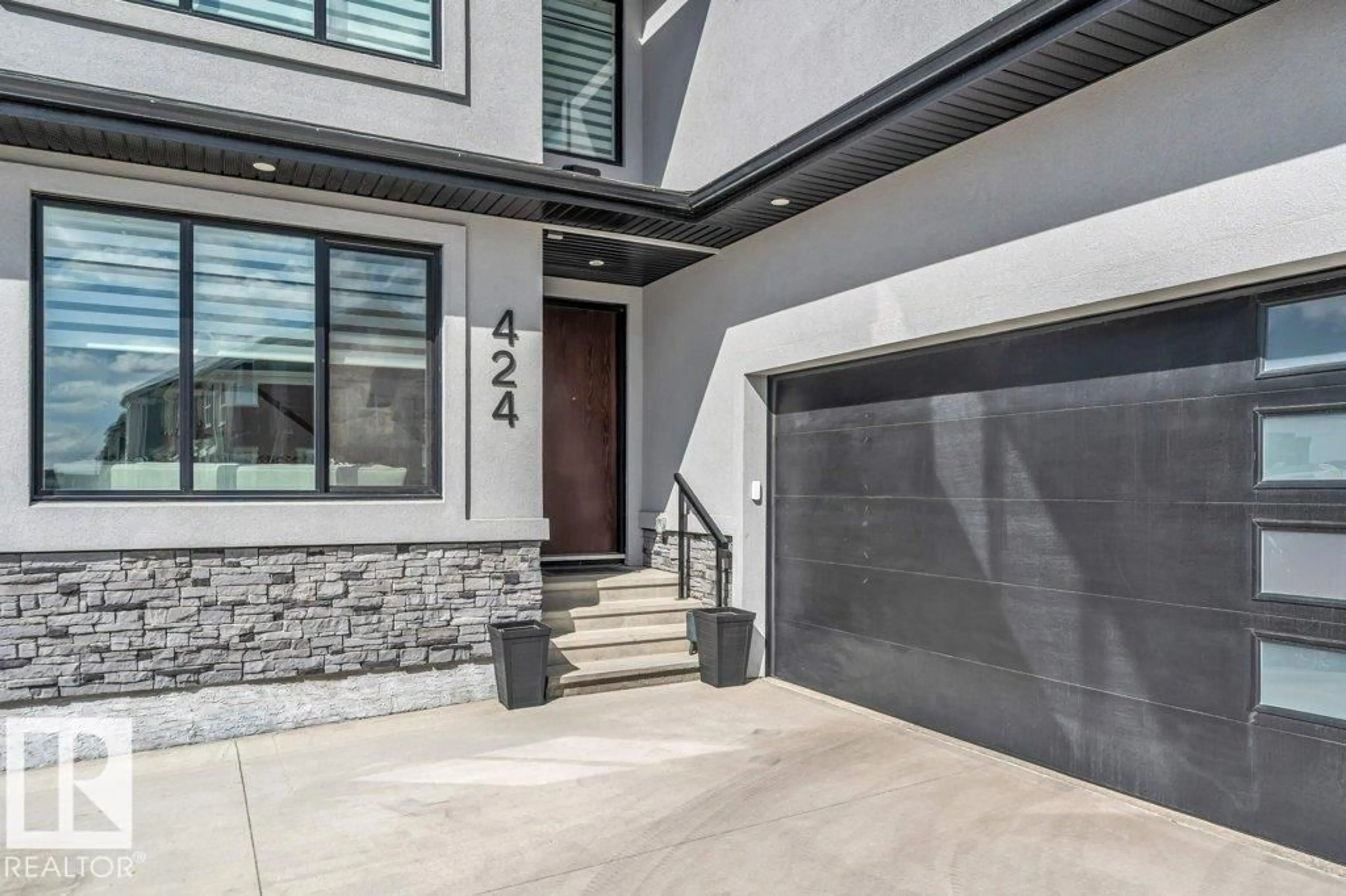Indoor entryway for 424 33 AV, Edmonton Alberta T6T2S8