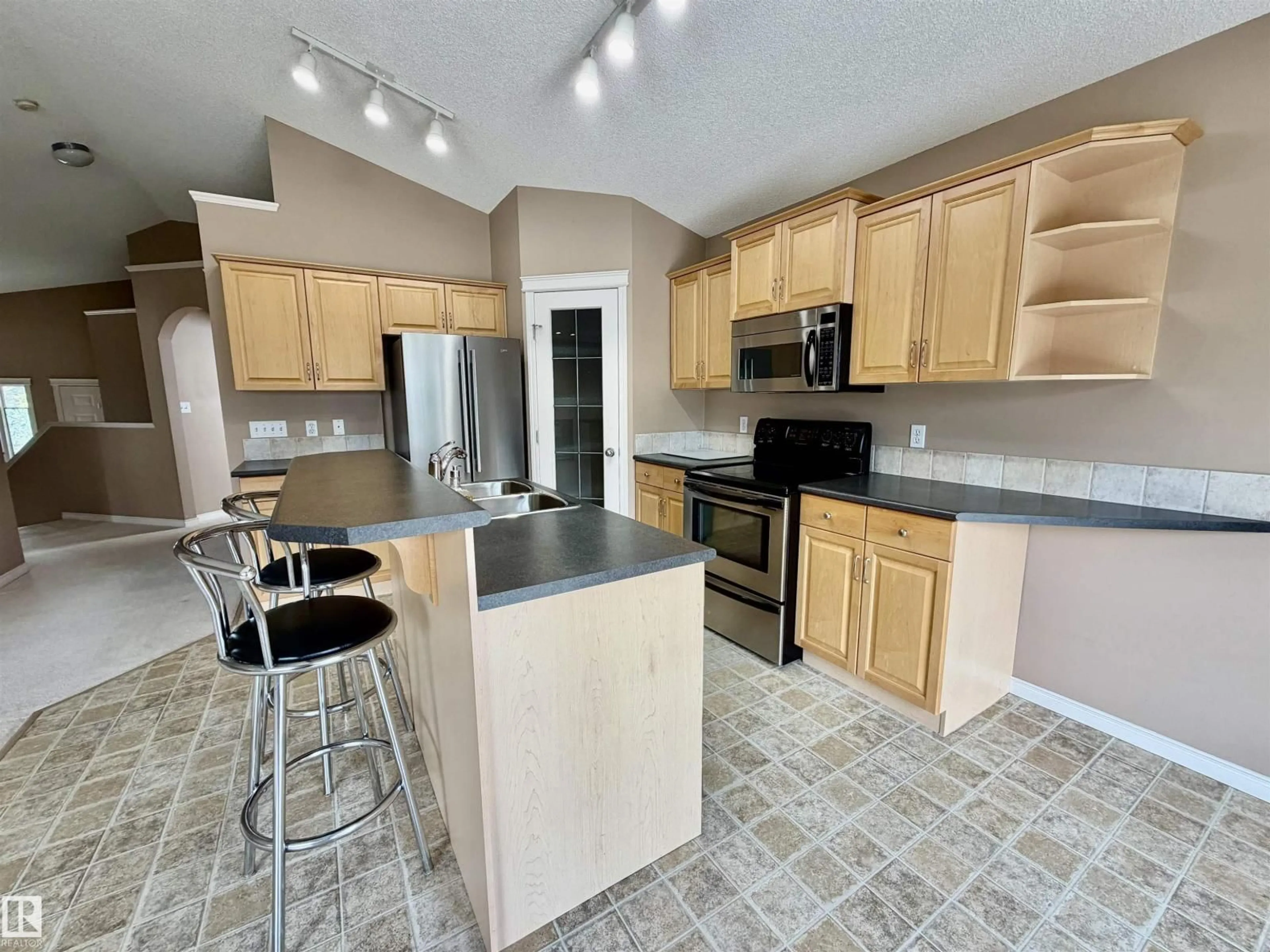 Open concept kitchen, unknown for 36 NEWCASTLE, Sherwood Park Alberta T8A6E9