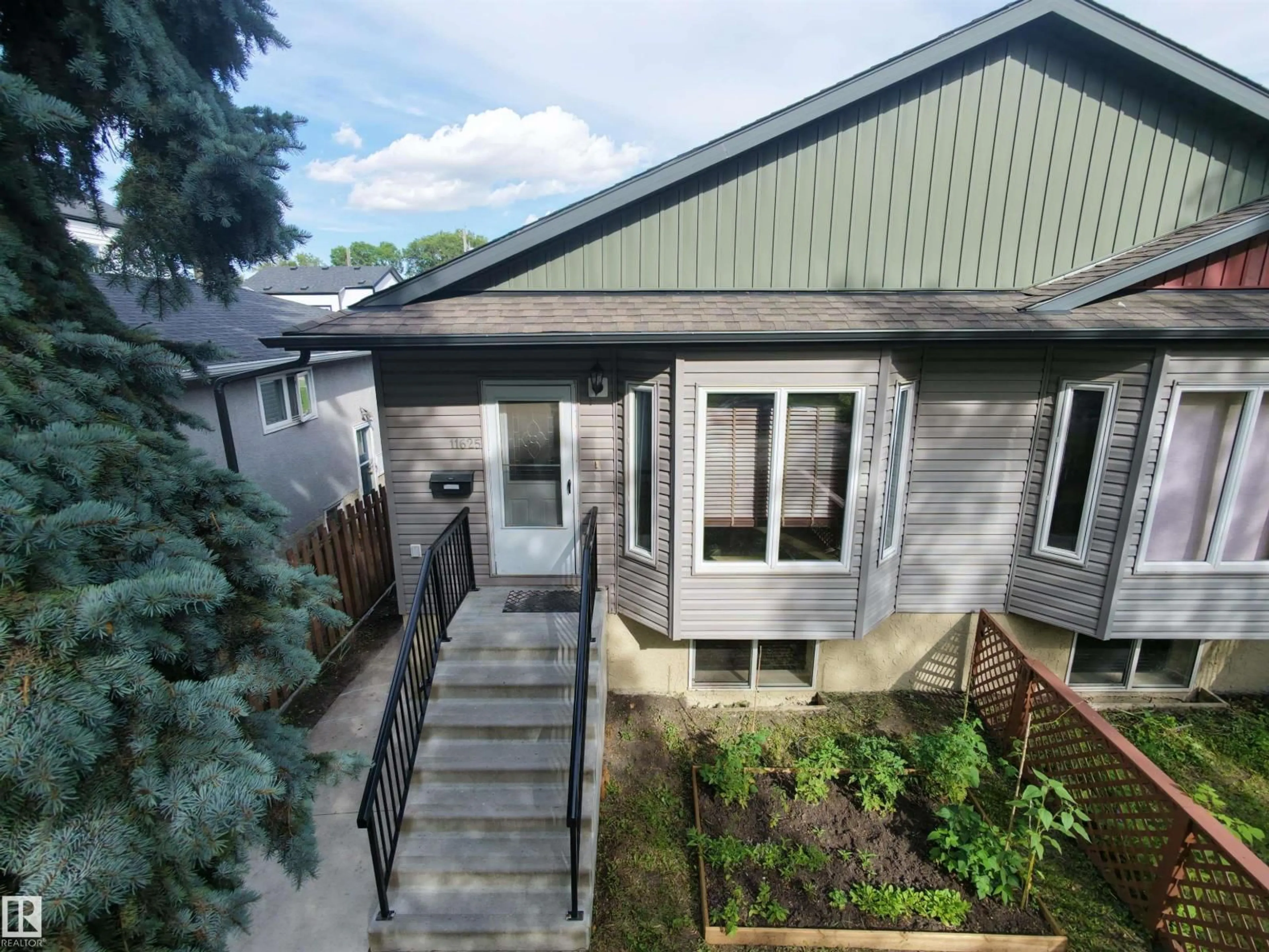 A pic from outside/outdoor area/front of a property/back of a property/a pic from drone, street for 11625 88 ST, Edmonton Alberta T5B3R5
