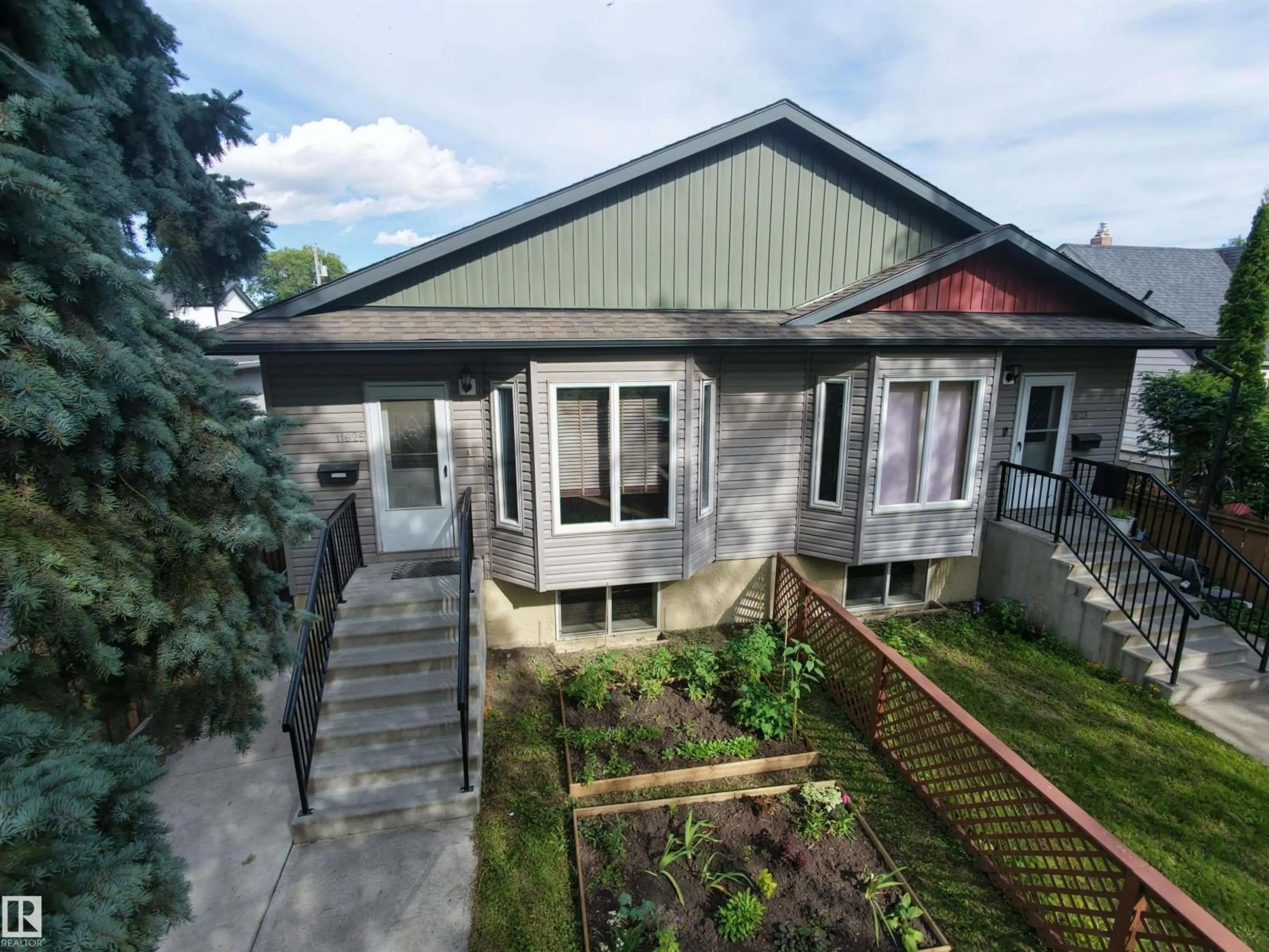 A pic from outside/outdoor area/front of a property/back of a property/a pic from drone, street for 11625 88 ST, Edmonton Alberta T5B3R5
