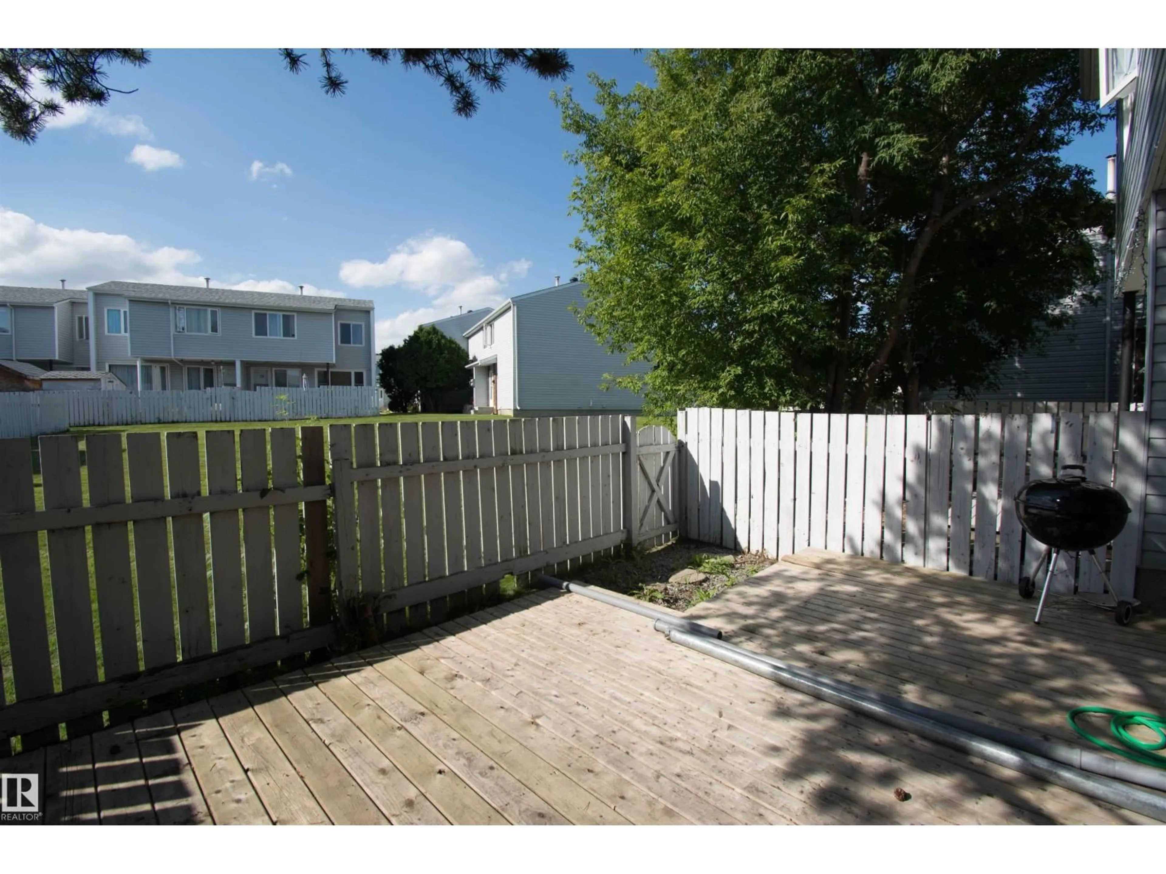 Patio, street for 71 AMBERLY CT, Edmonton Alberta T5A2H9