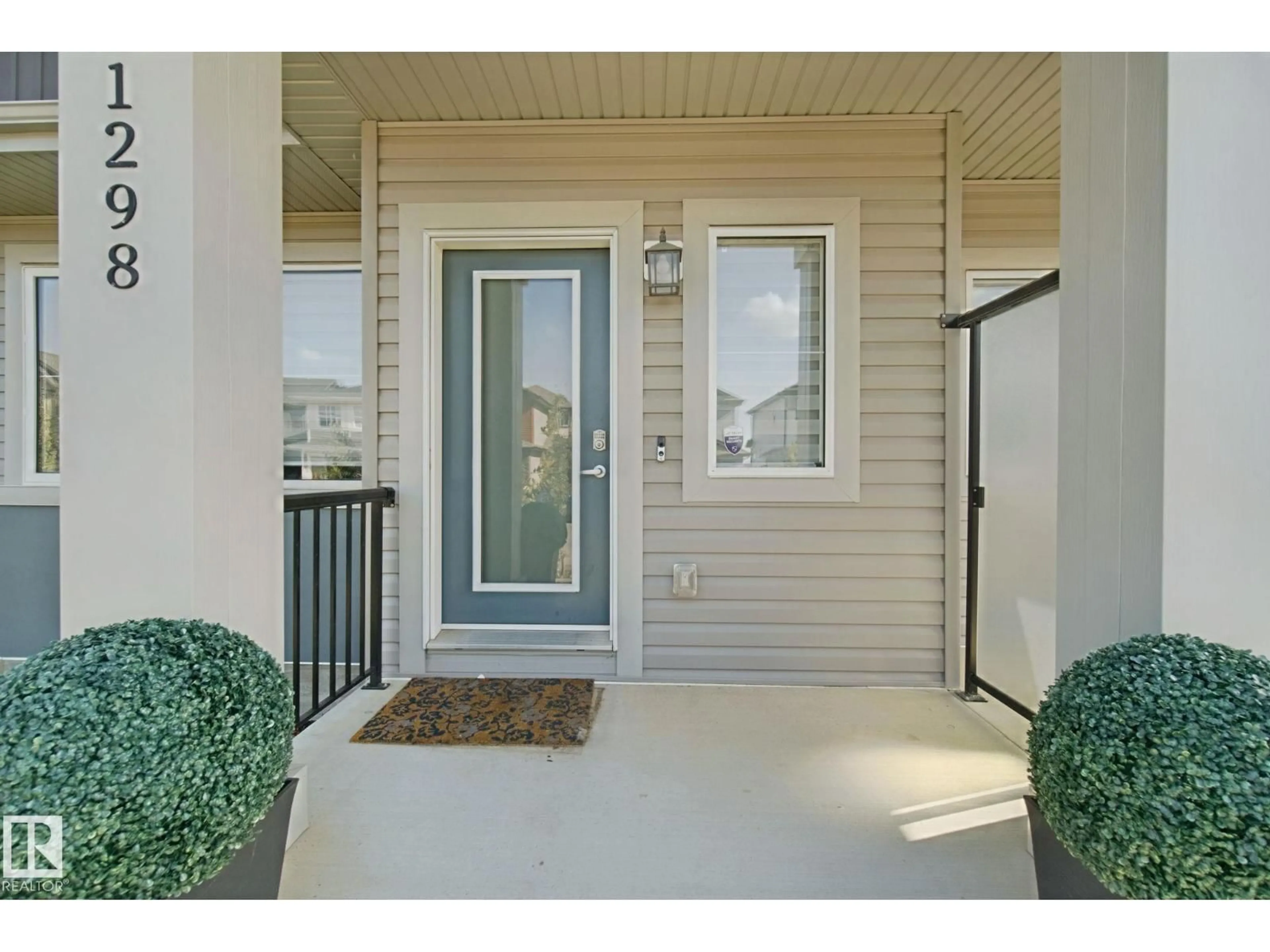 Indoor entryway for 1298 MCCONACHIE BV, Edmonton Alberta T5Y3C5