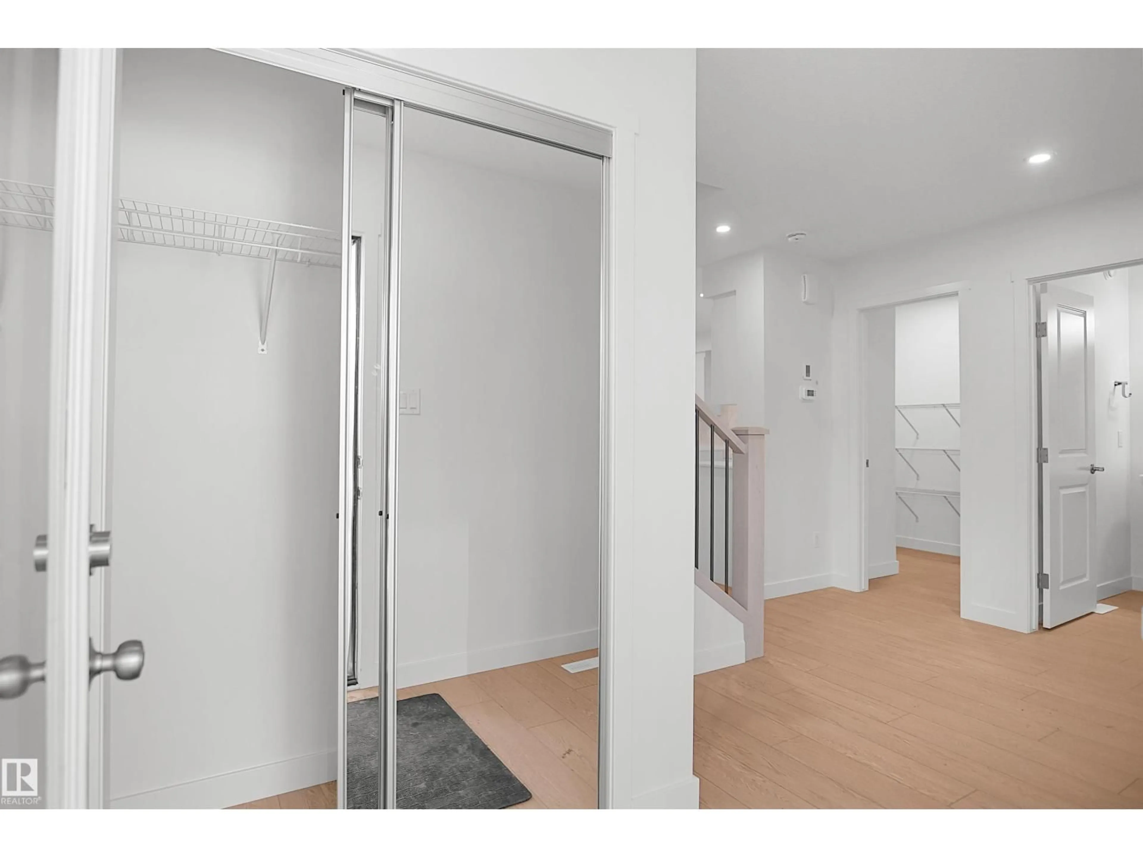 Indoor foyer for 938 18 AV, Edmonton Alberta T6T2V2