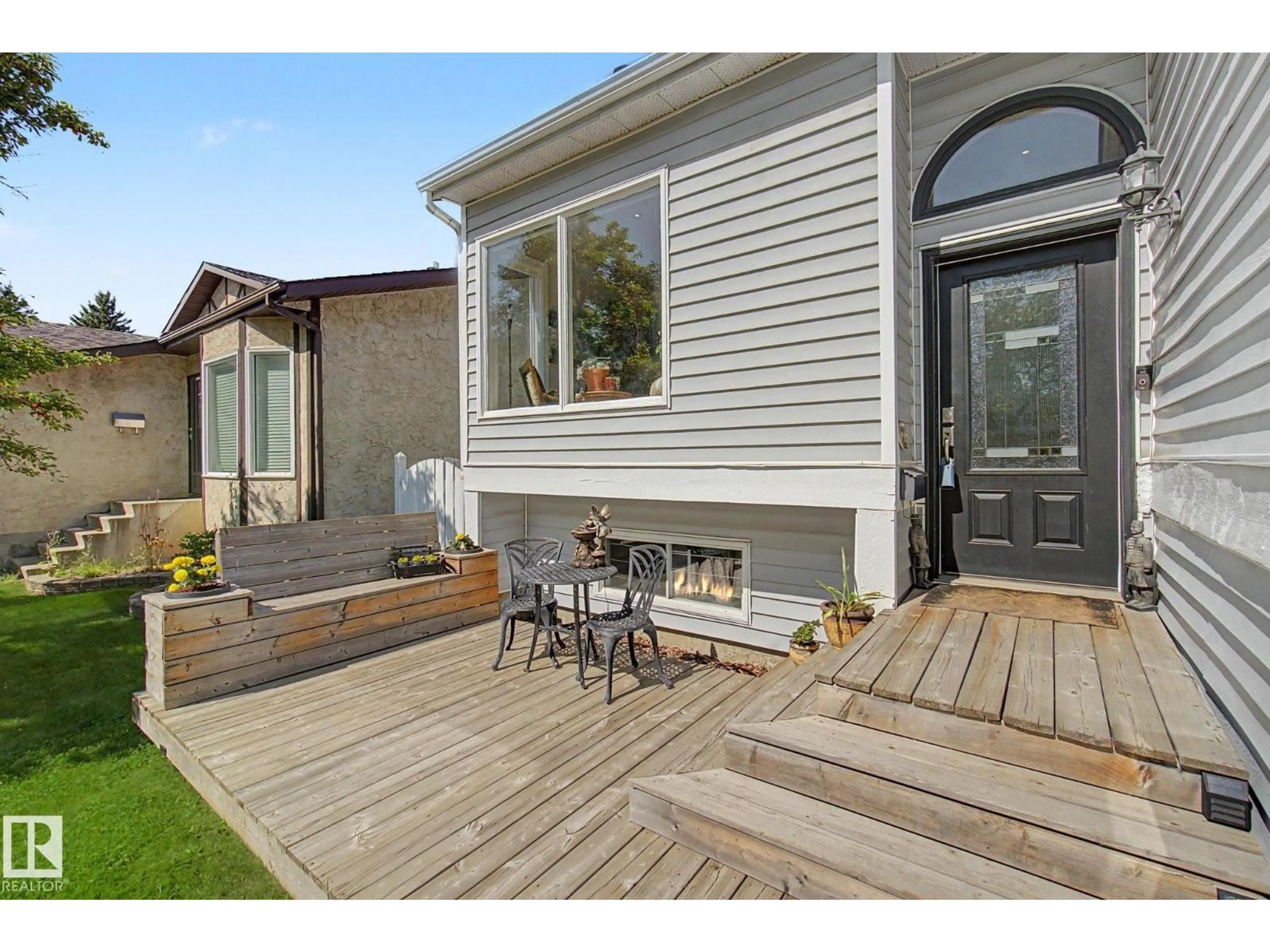 Home with vinyl exterior material, street for 29 LARCH WY, St. Albert Alberta T8N4L2