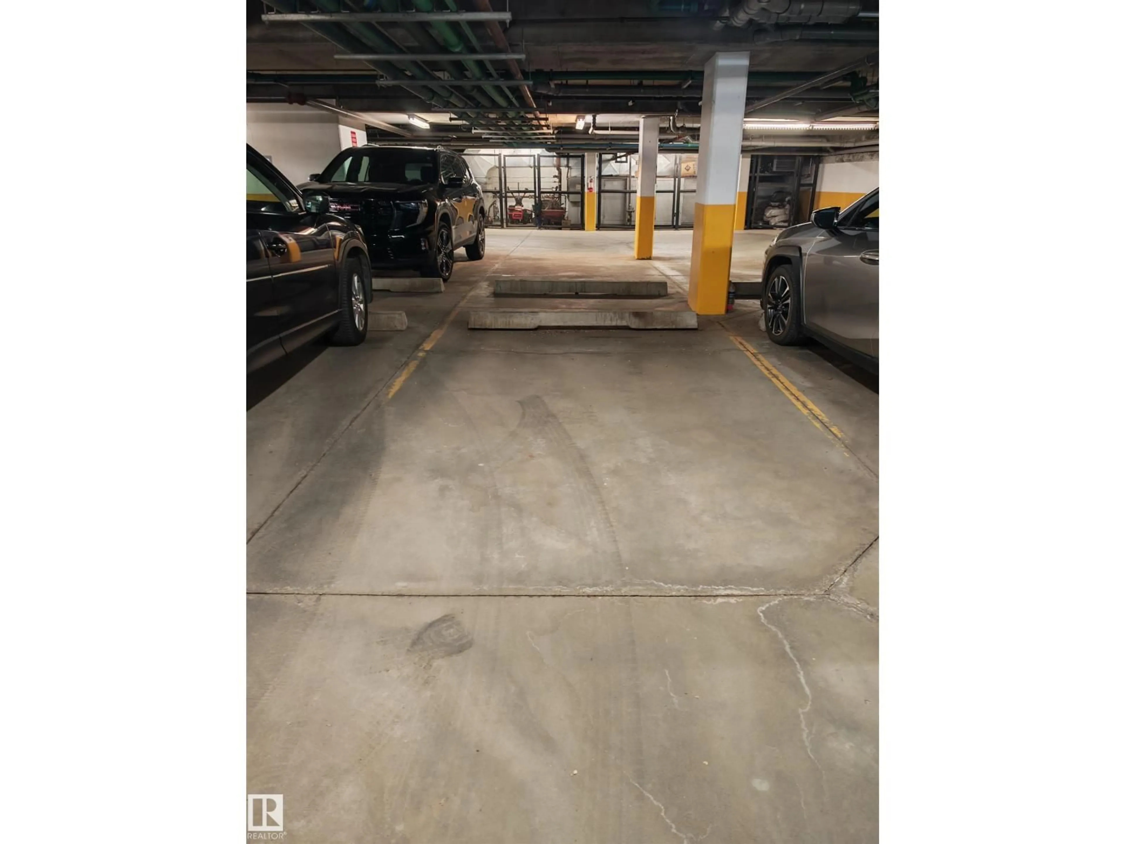 Indoor garage for 10333 112 ST NW, Edmonton Alberta T5K0B4