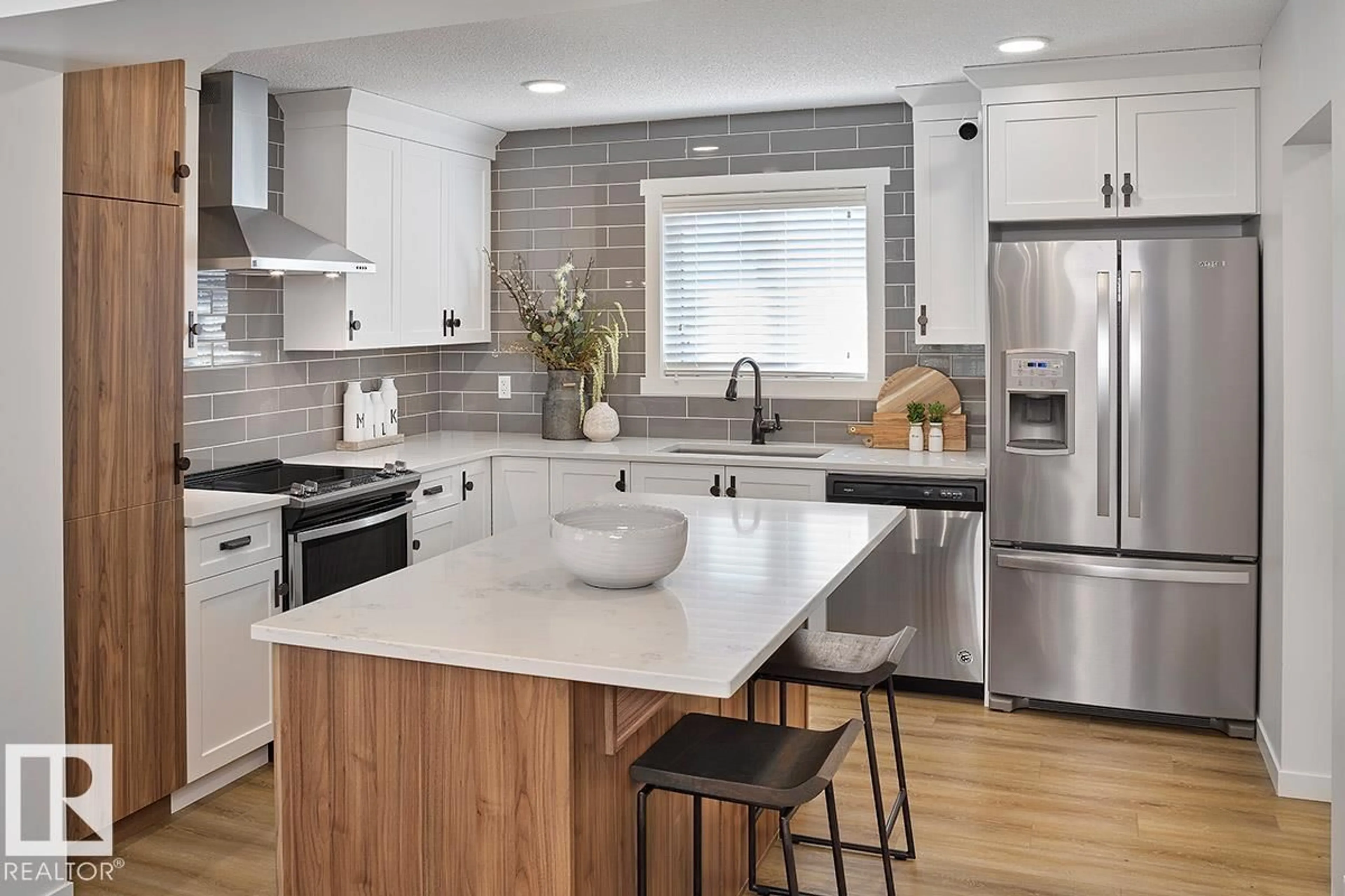Contemporary kitchen, unknown for 9008 GILBERT CL, Edmonton Alberta T5T7Z3