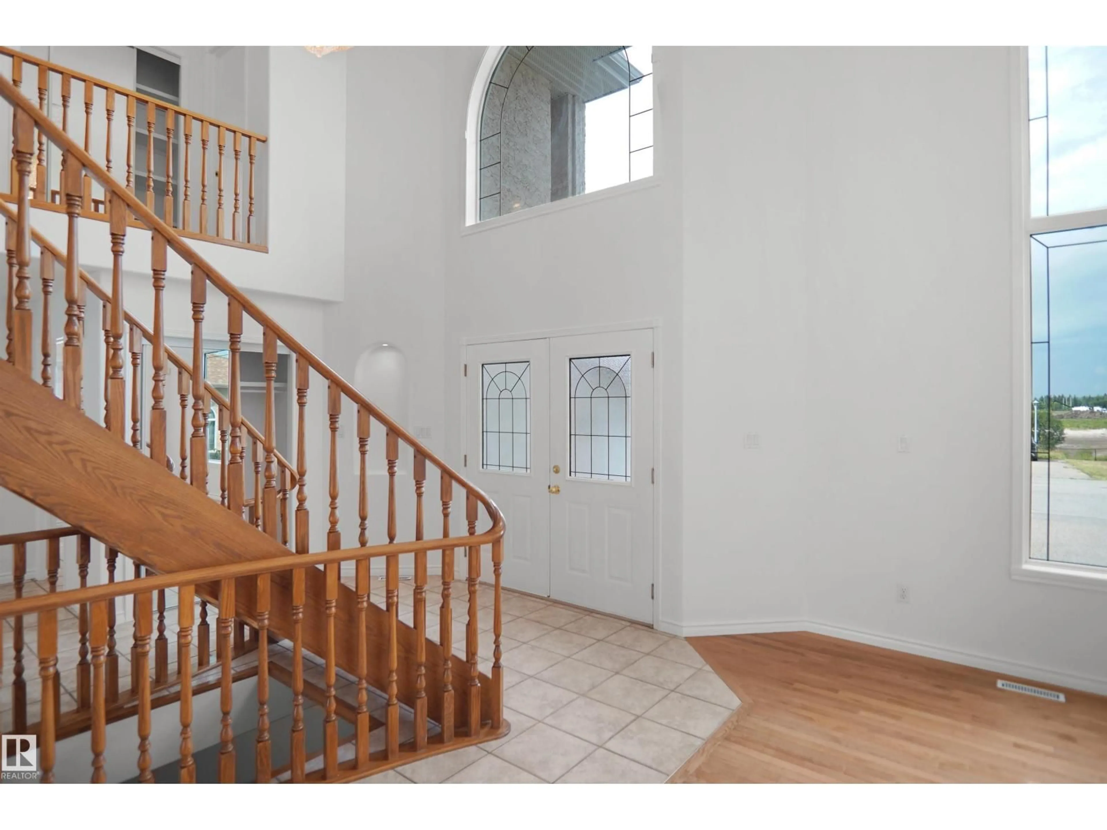 Indoor foyer for 15507 91 ST NW, Edmonton Alberta T5Z3N7