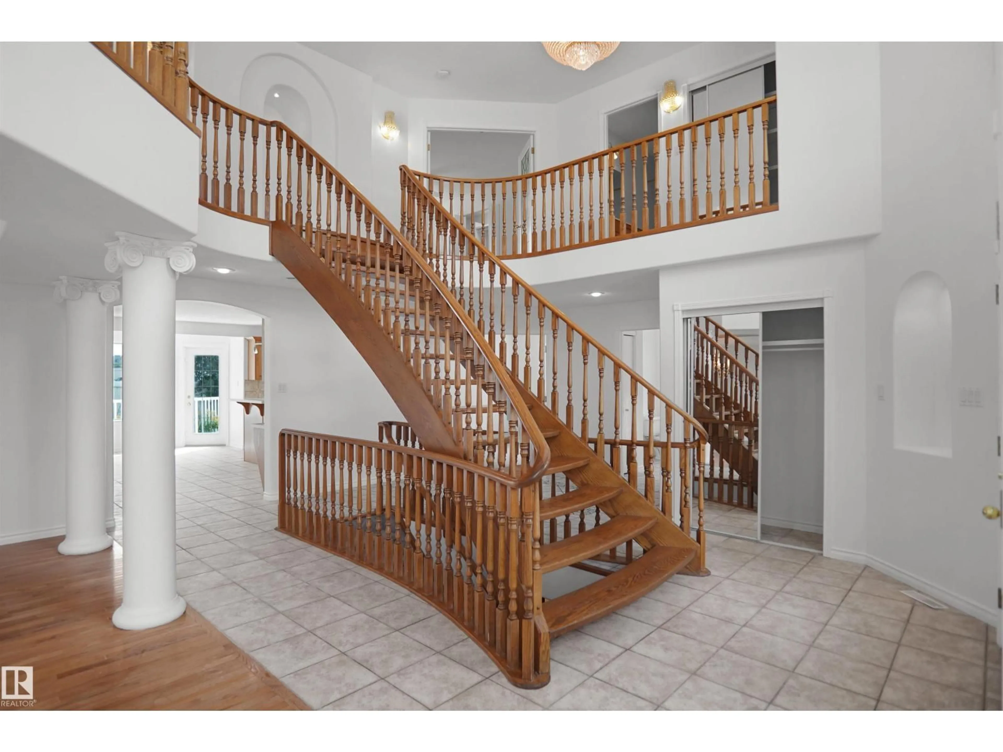 Indoor foyer for 15507 91 ST NW, Edmonton Alberta T5Z3N7