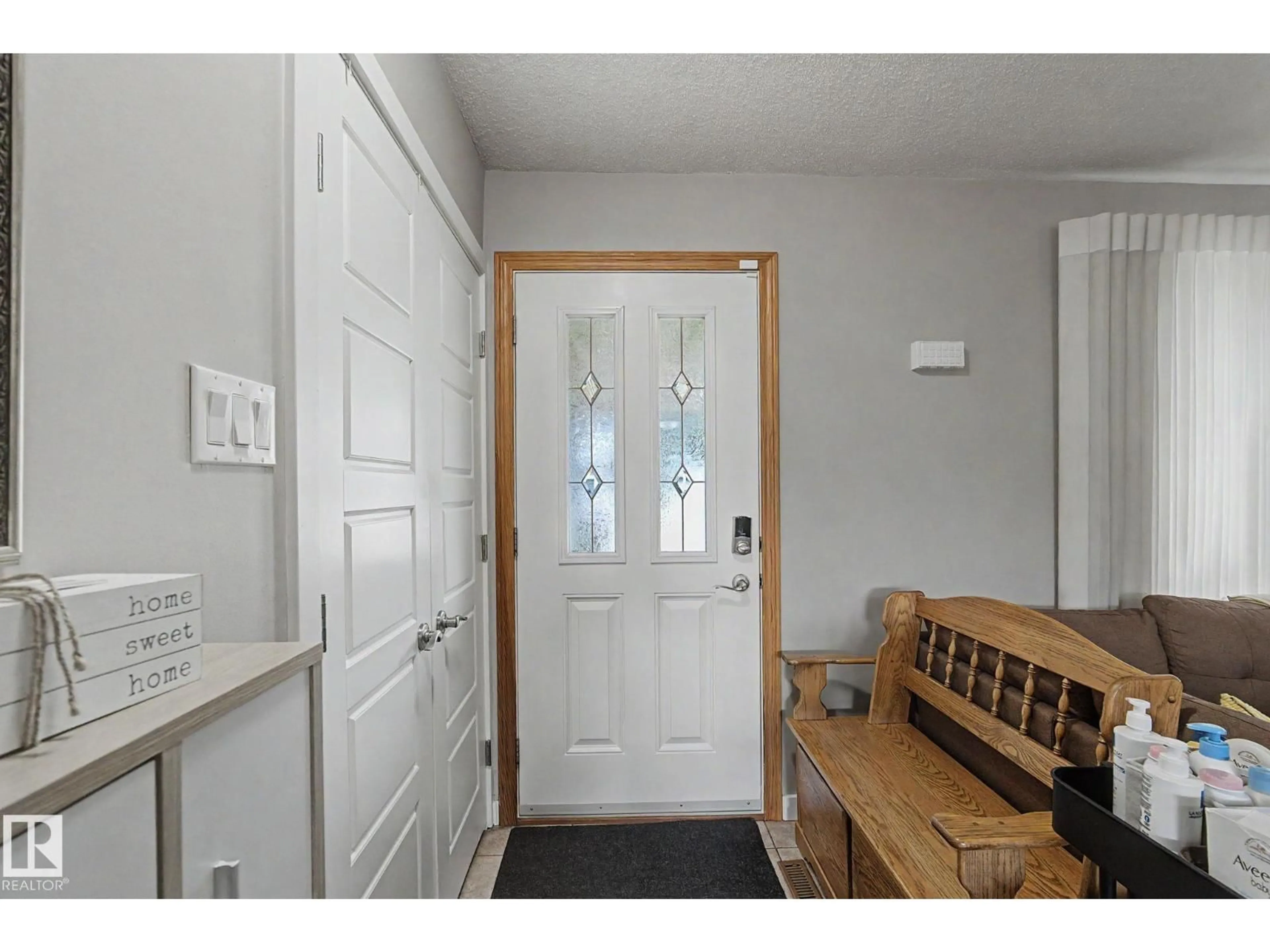 Indoor entryway for NW - 4323 114B ST, Edmonton Alberta T6J1N8