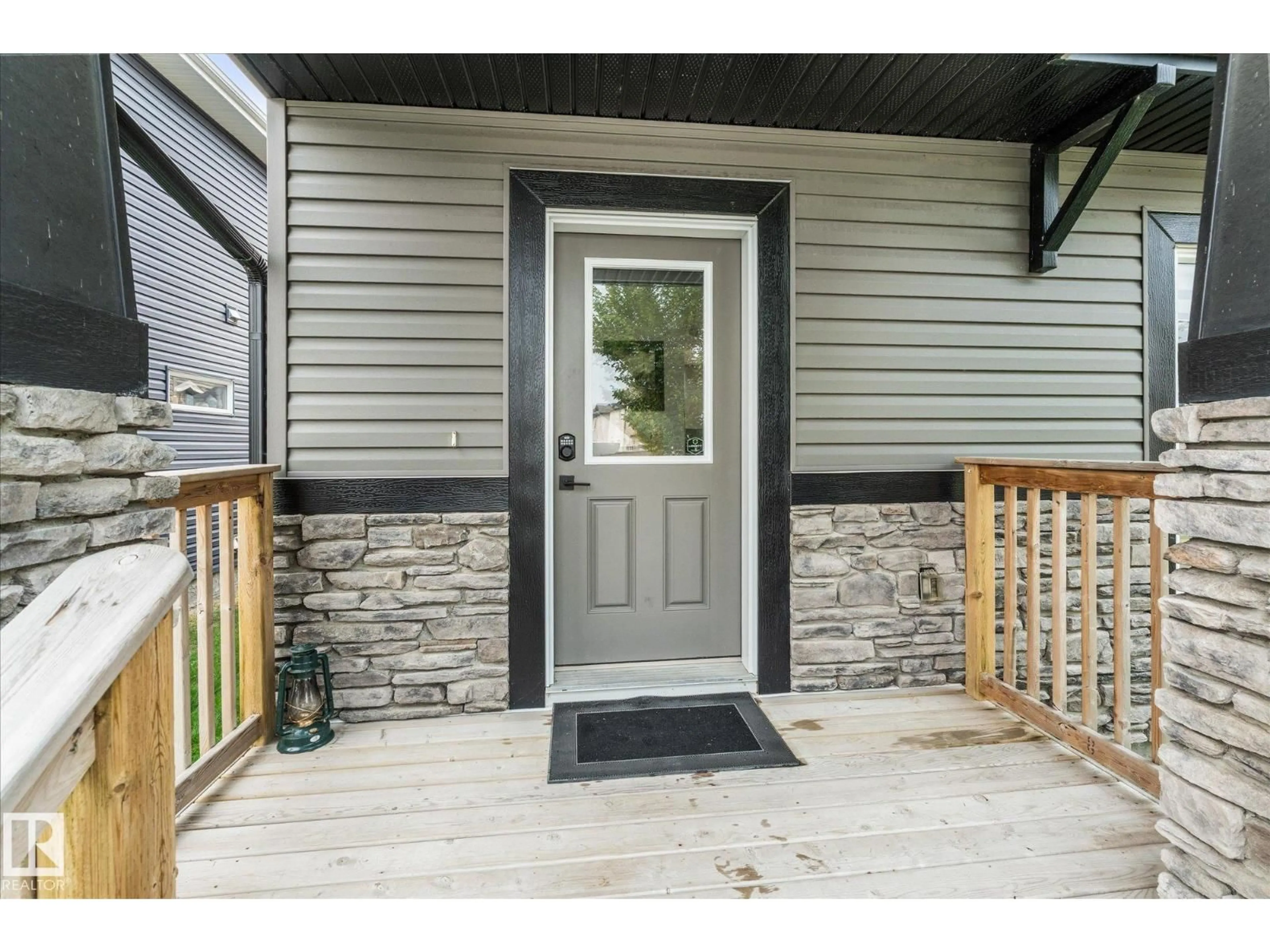 Indoor entryway for 9 DILLINGHAM, Fort Saskatchewan Alberta T8L0N2