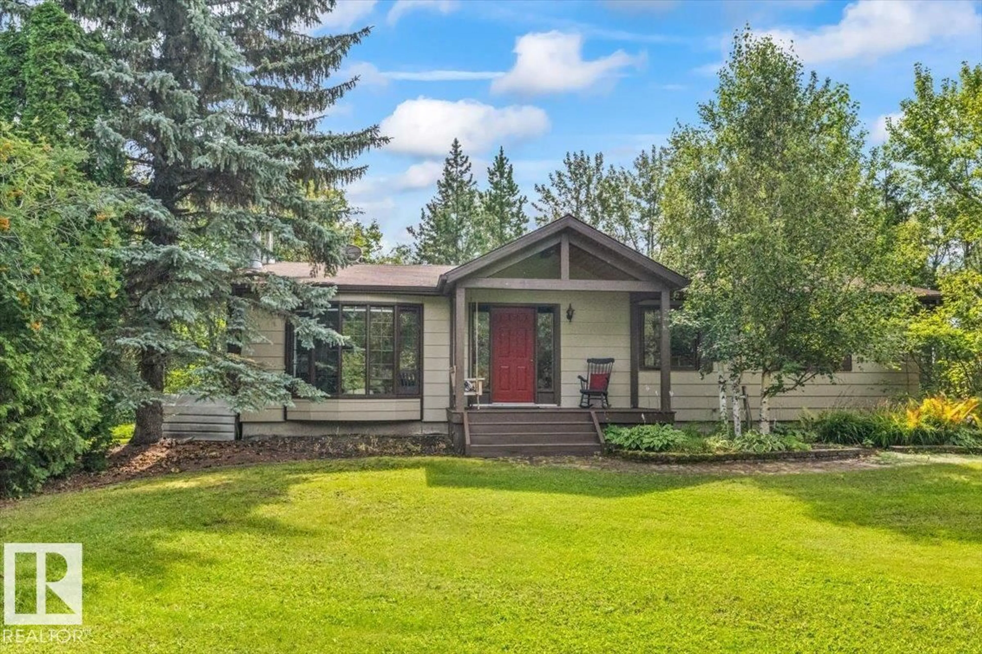 Home with vinyl exterior material, street for 56419 RGE ROAD 274, Rural Sturgeon County Alberta T8R1Y7