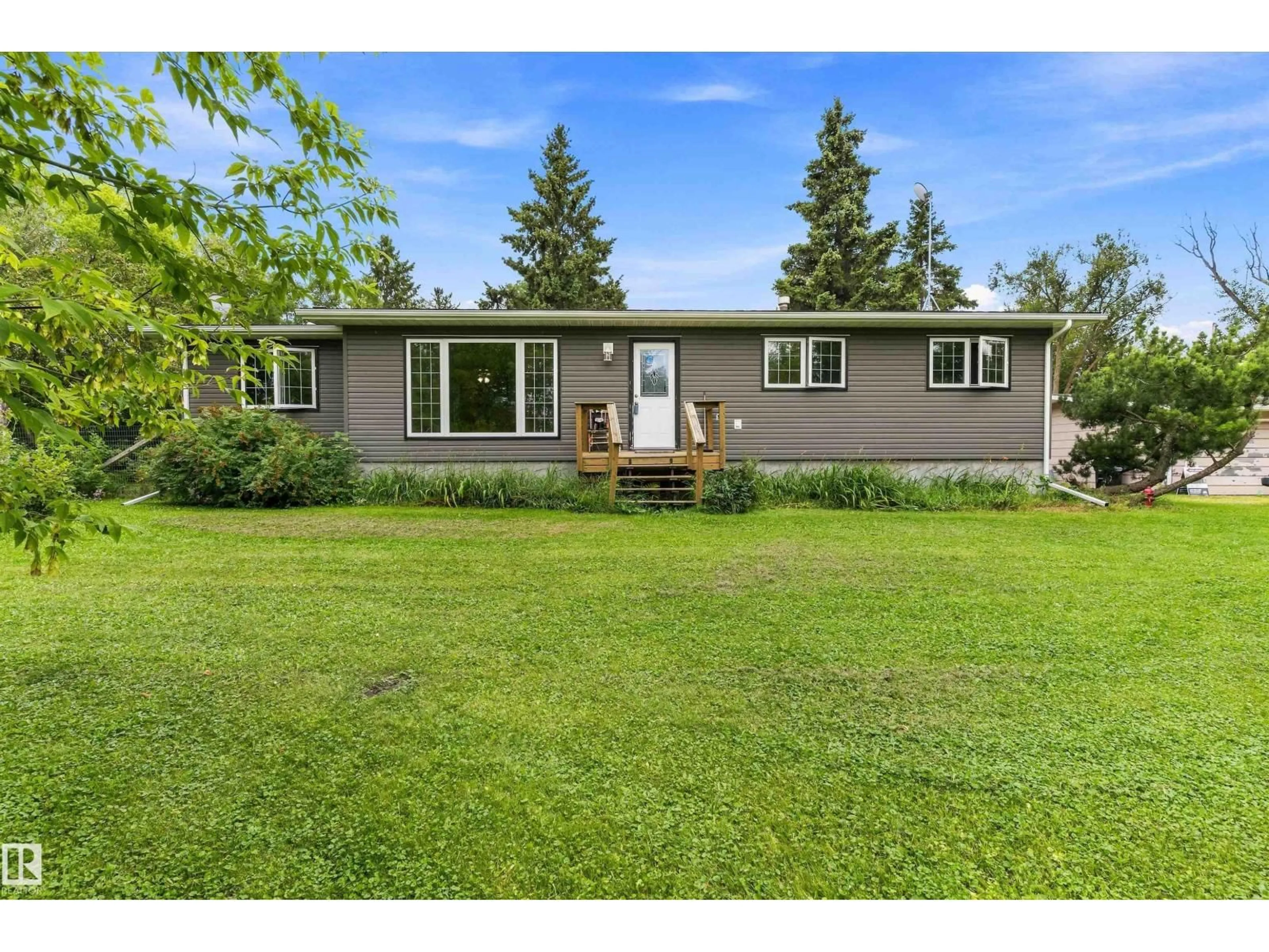 A pic from outside/outdoor area/front of a property/back of a property/a pic from drone, unknown for 37 - 53431 RGE ROAD 221, Rural Strathcona County Alberta T8E2K8